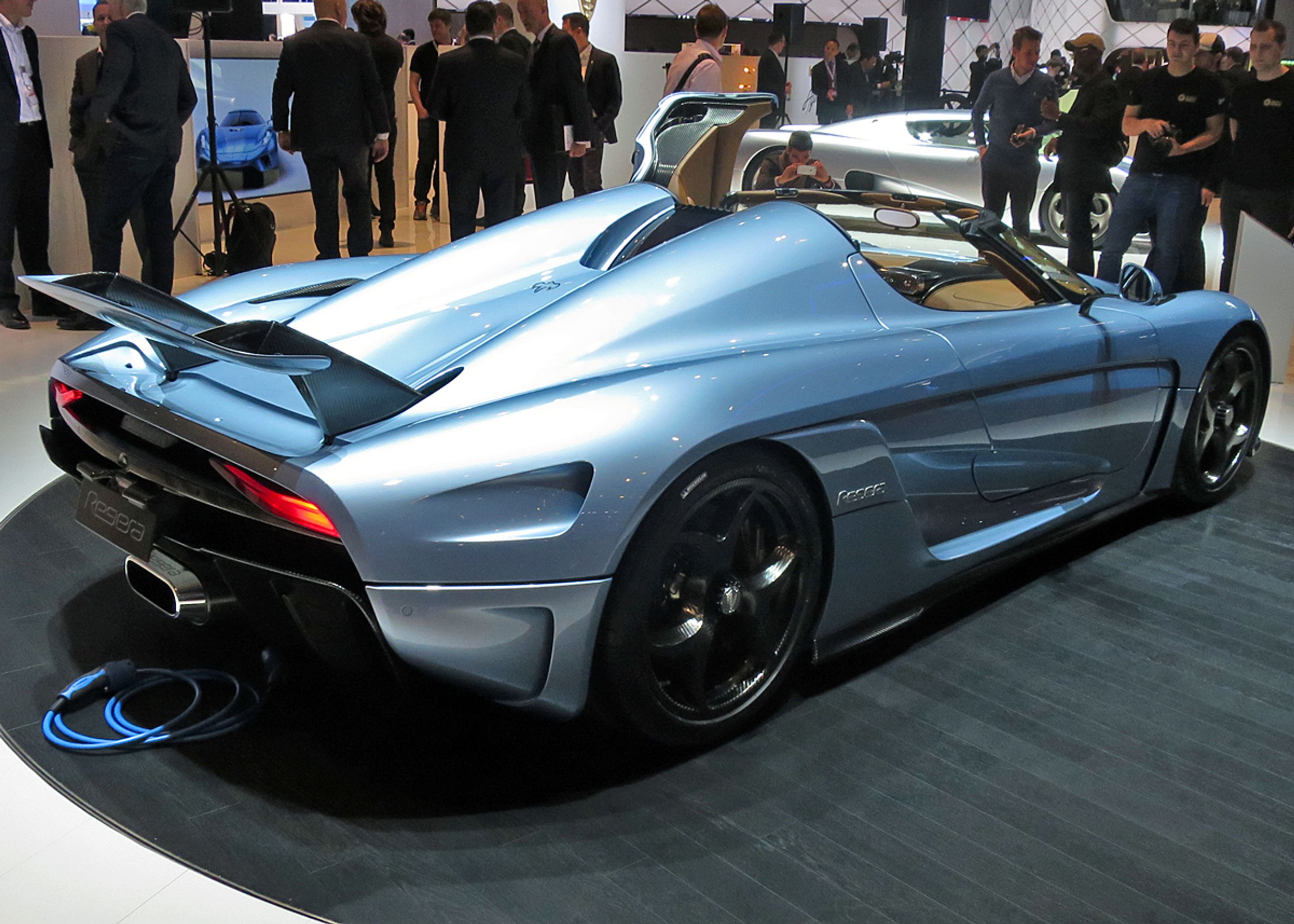 Koenigsegg Regera er en af verdens mest ekstreme sportsvogne - måske den mest ekstreme. En sindrig kombination af en V8-benzin og tre elmotorer har gjort gearkasse overfløding. Fotos: Bo Christian Koch