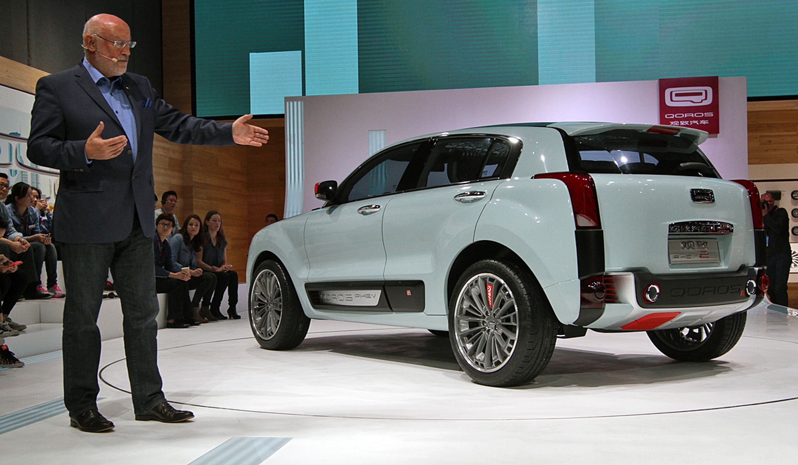 Designchef Gert Hildebrand præsenterer mærkets nye, kompakte SUV i Shanghai.
