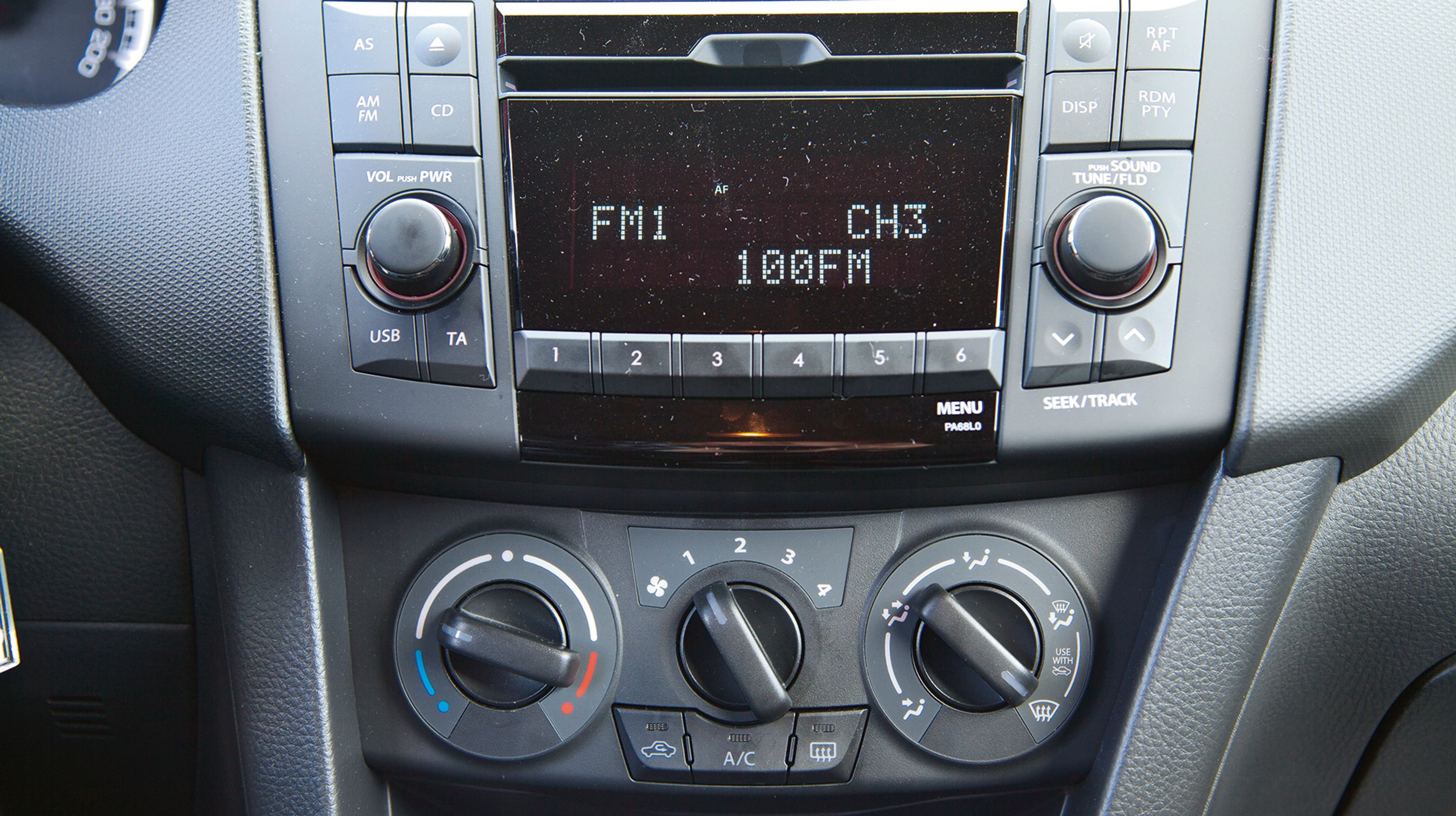 Den store standardmonterede radio har et display, der er let at aflæse, og er i det hele taget let at betjene. Lydniveauet kan også styres fra knapper på rattet.