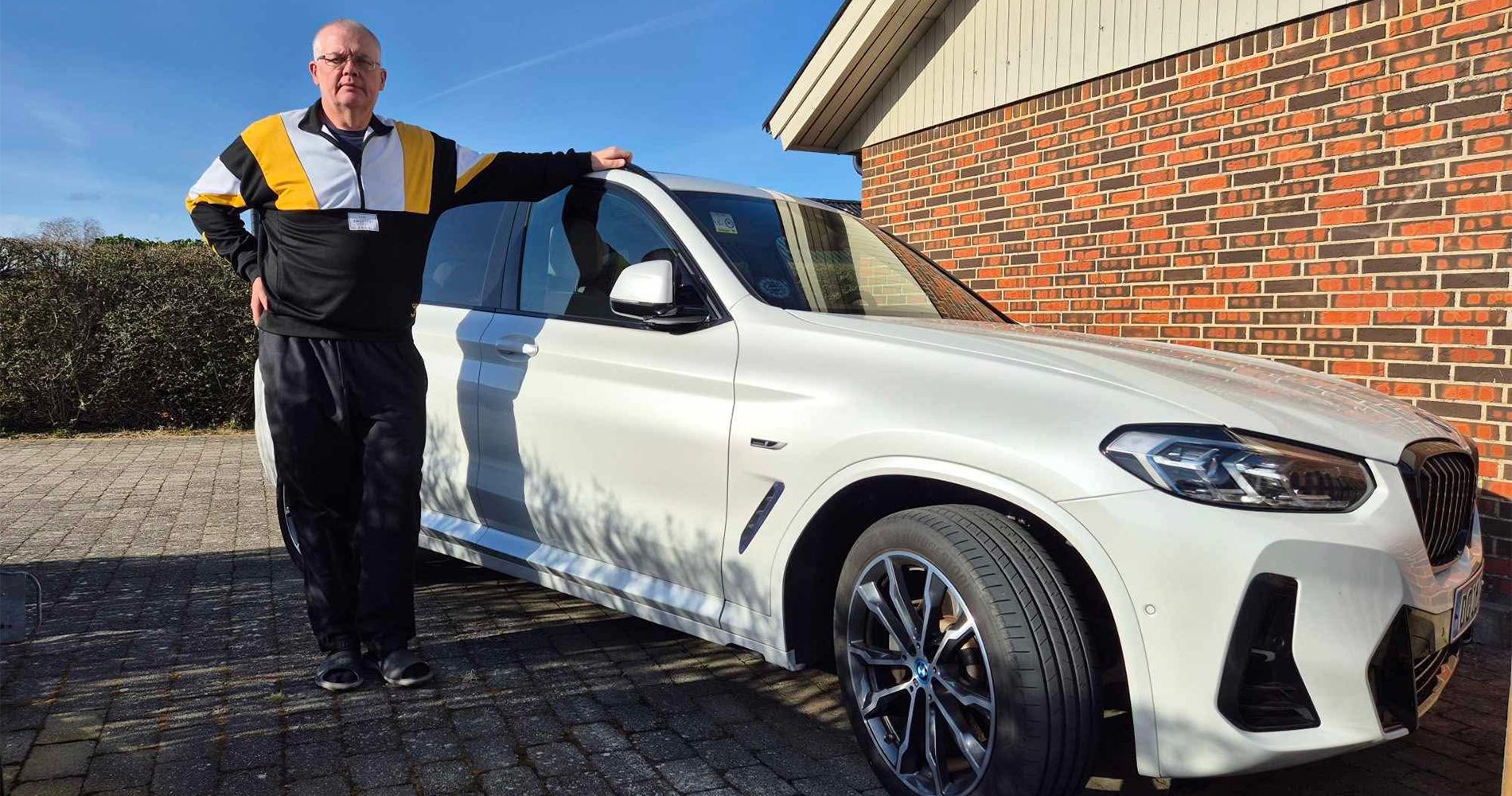 Mand foran hvid BMW X3