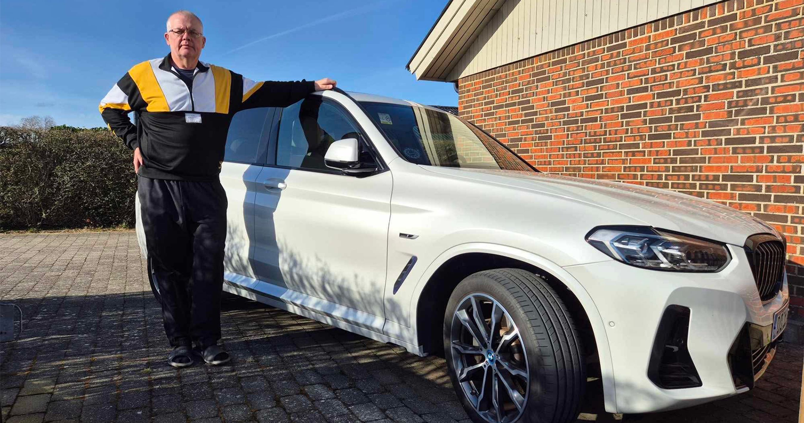 Mand foran hvid BMW X3