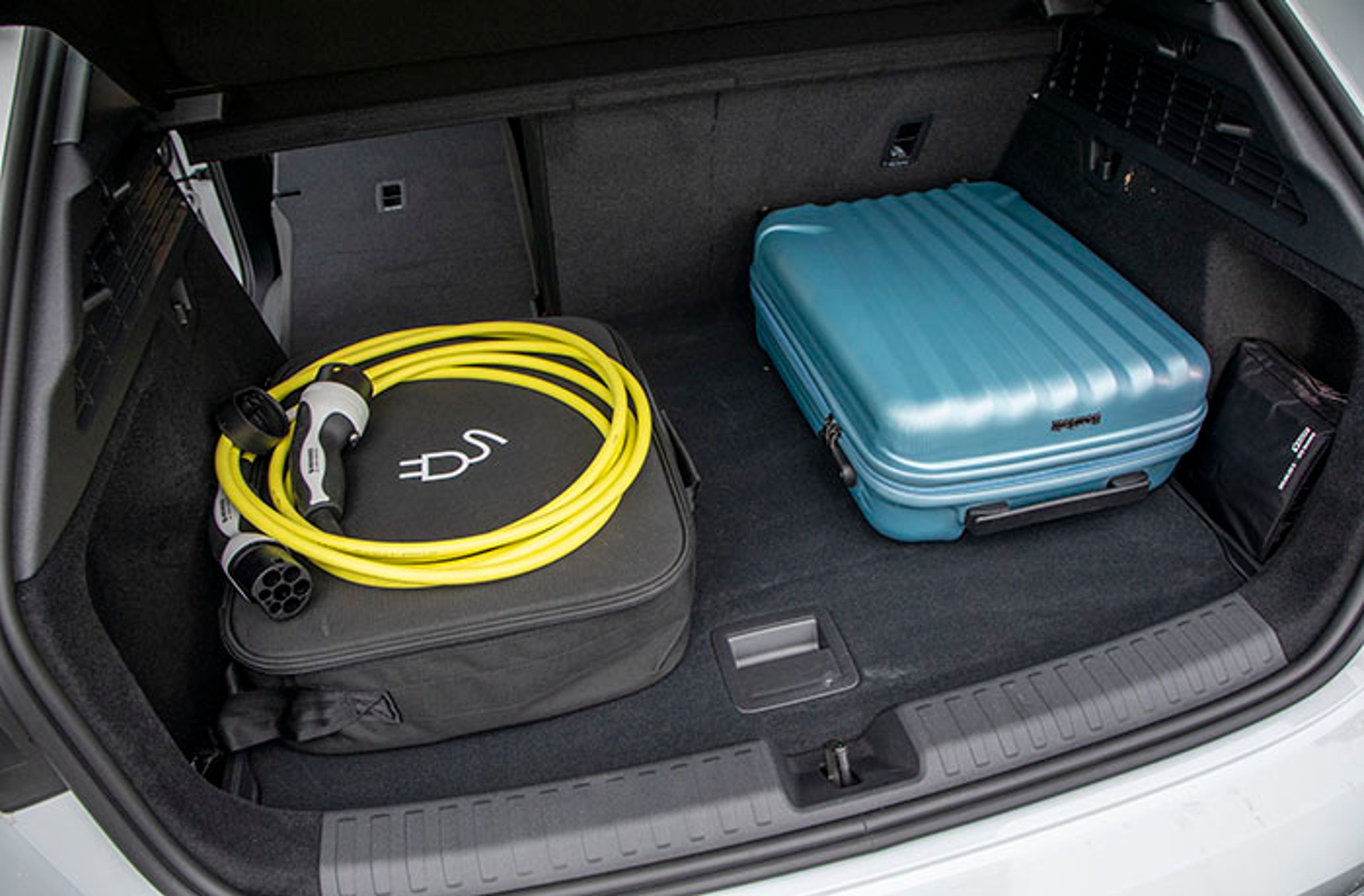 Et klart minus ved plugin-hybridvarianten af A3 er bagagerummet, som kun er på 280 liter. Det er på størrelse med VW Golf eHybrid. Men konkurrenten Mercedes-Benz A250 e har plads til hele 360 liter!