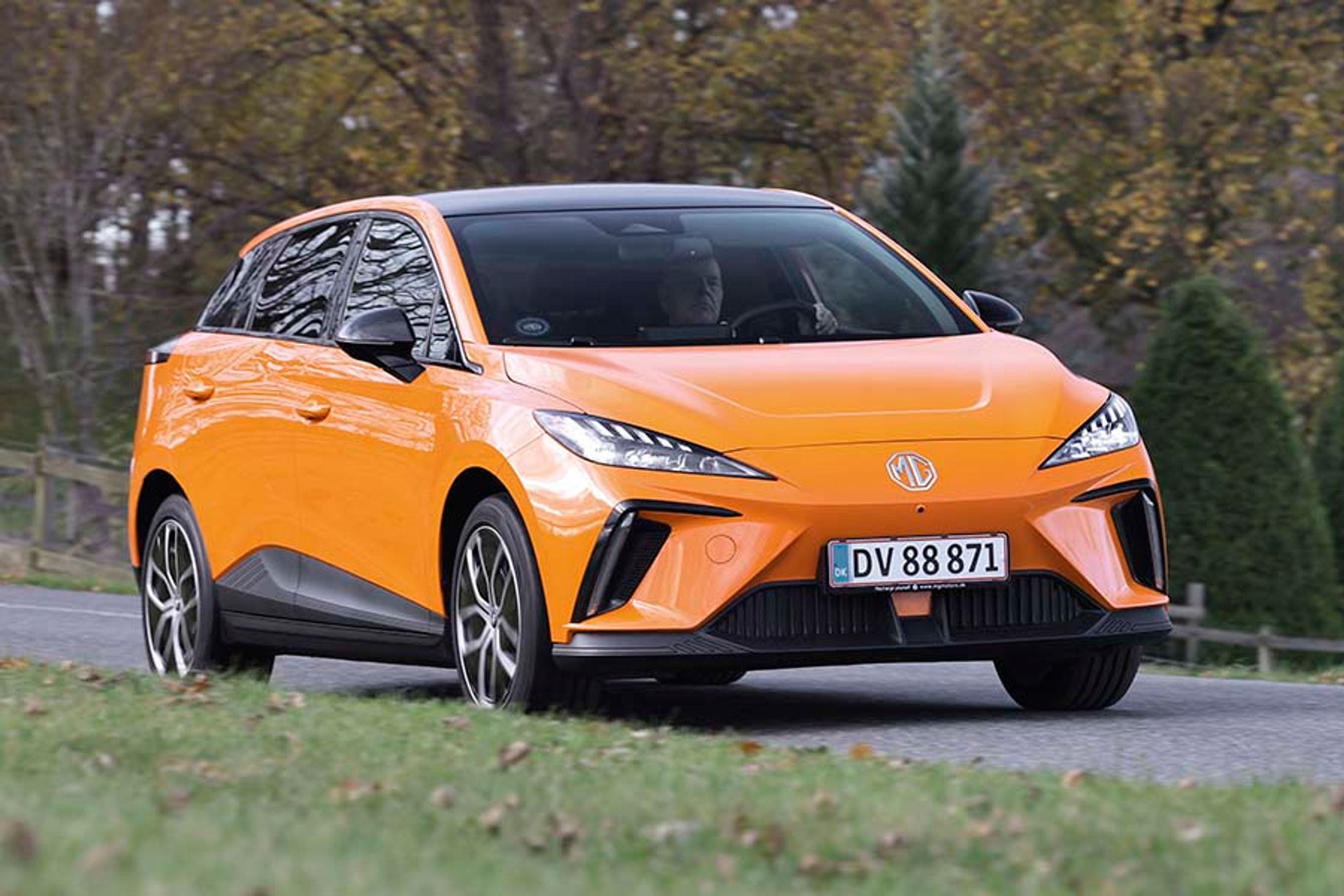 Det er svært at se de historiske vingesus fra MGs sportsvogne i det forrige årtusinde og de elbiler som p.t. sælges med samme logo. Storytelling er mere end cool cash for retten til et velkendt logo. 