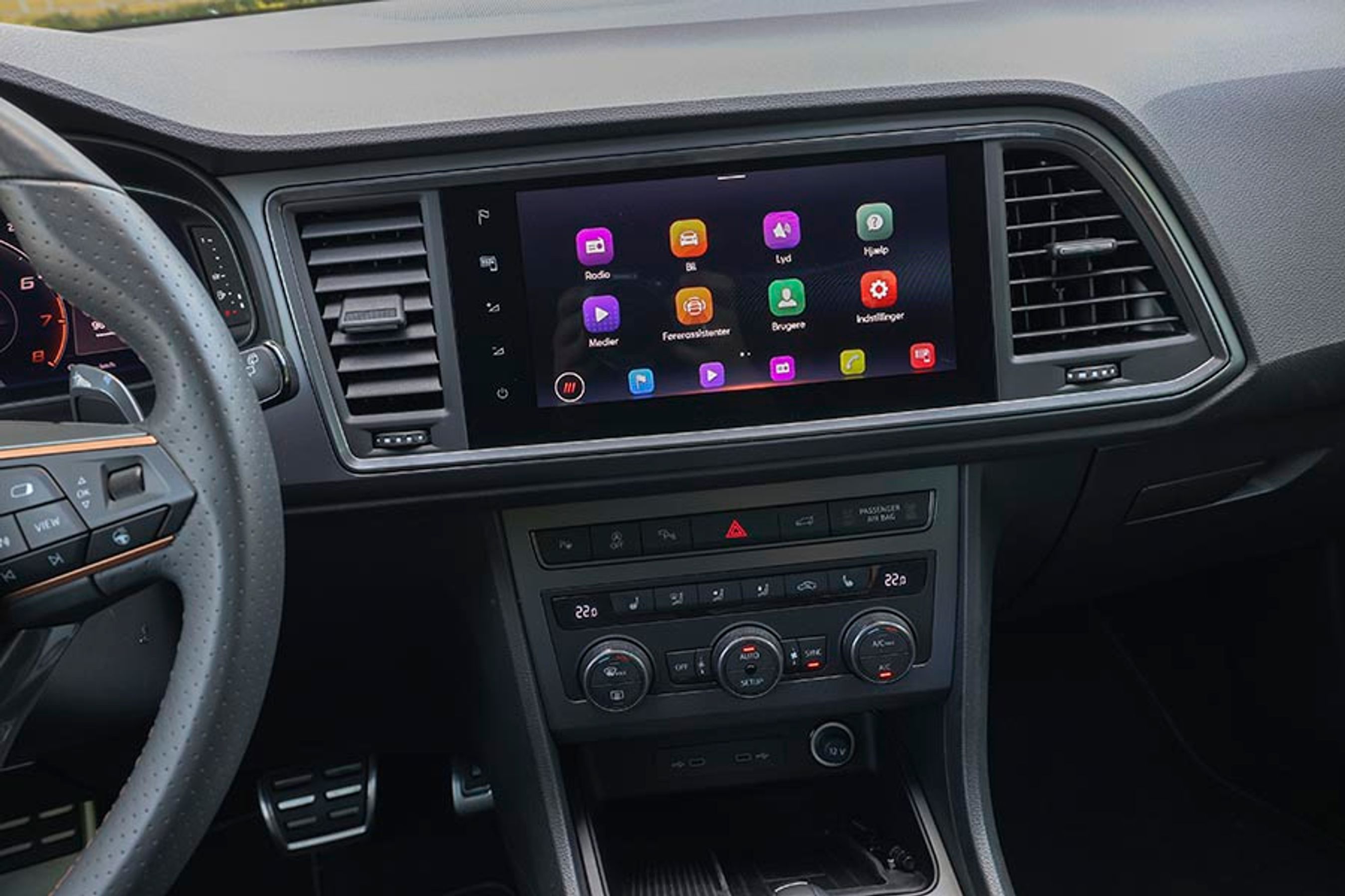 Skærmen er opbygget med en hel del apps, der fungerer som genvej til konkrete betjeningselementer. Der er desuden trådløs Apple CarPlay, og alle menuer er på dansk.