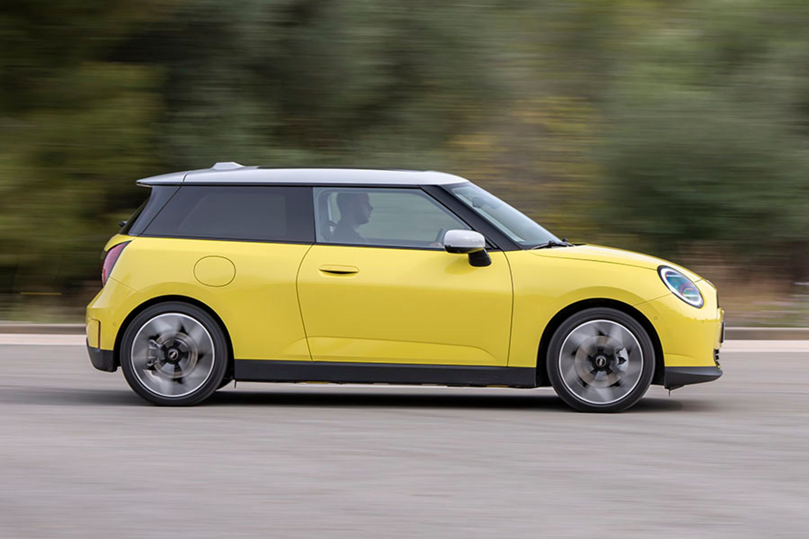 Cooper har stor set samme størrelse som hidtil. Med 3,86 meter i længden er den kortere end ¬de fleste biler i miniklassen. Denne tredørs suppleres på et tidspunkt af en femdørs.