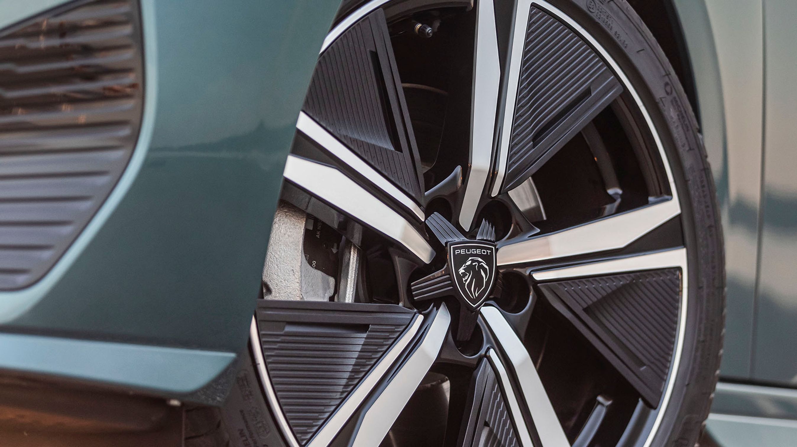 Overalt på bilen finder man det nye Peugeot-logo, og 308’eren bliver dermed første model fra Peugeot med det nye løve-logo.
