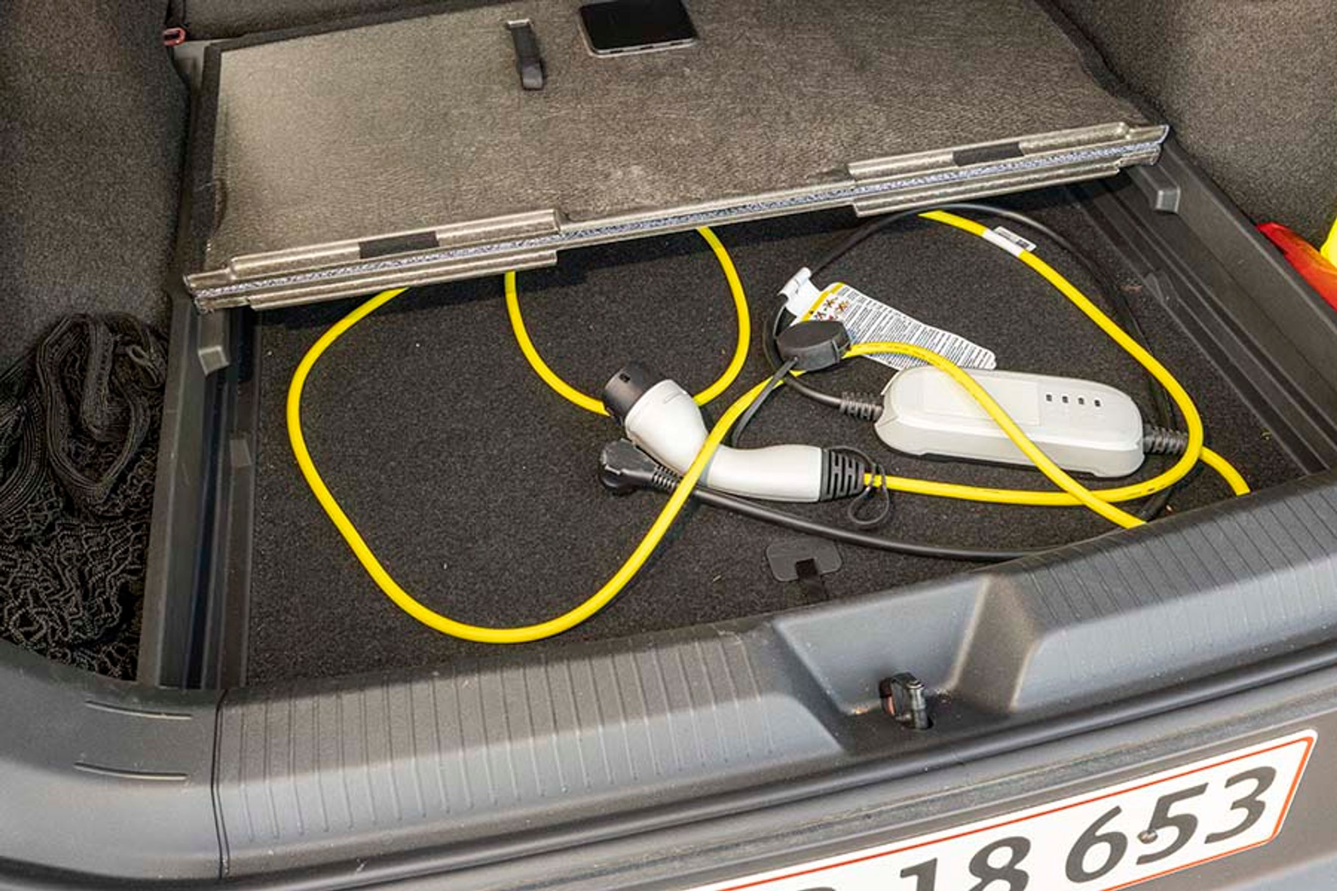 Under gulvet er et lille rum til opbevaring af nødlader eller ladekabel samt mindre stykker bagage.