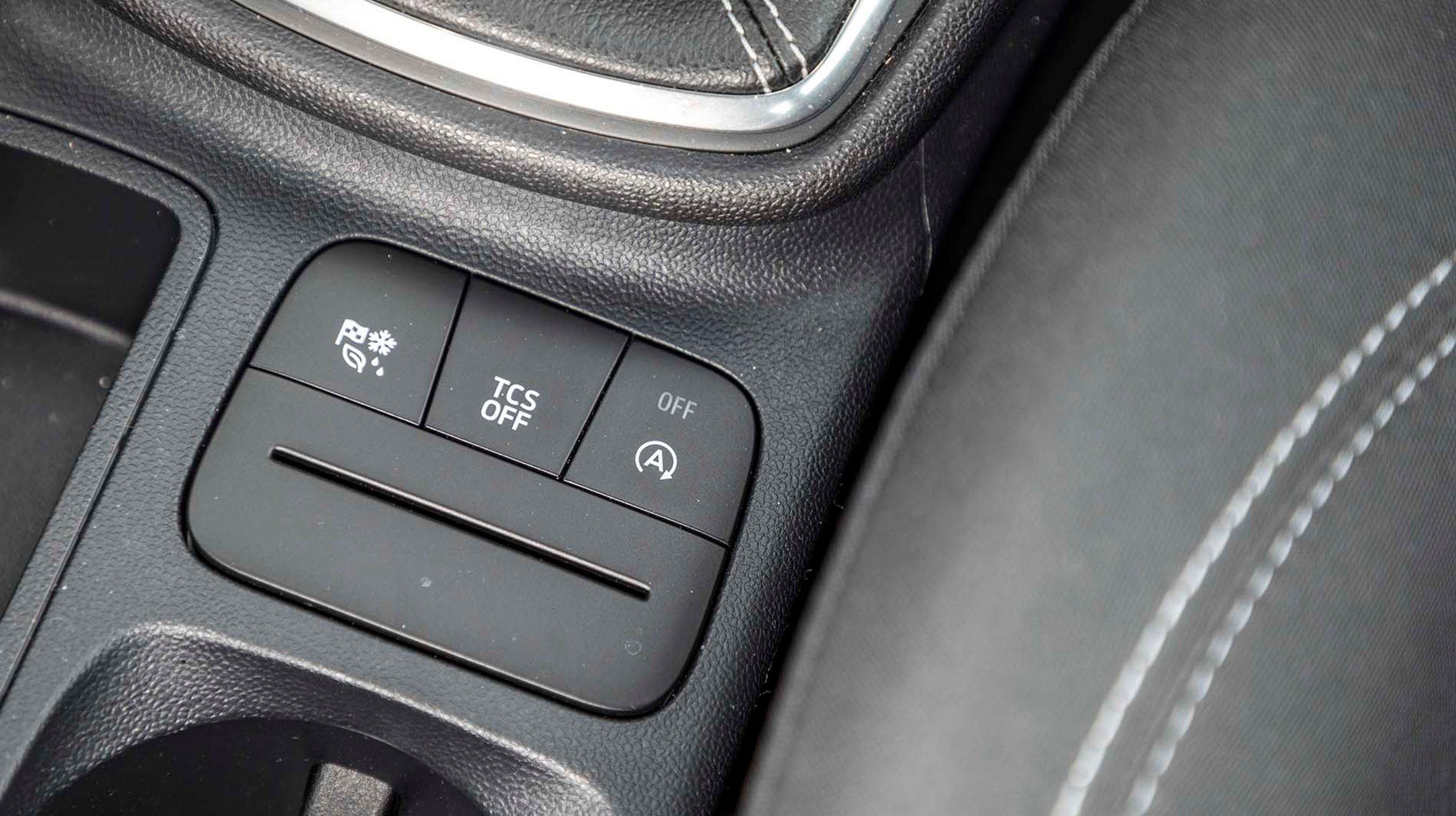 Der er mulighed for at skifte mellem tre køreprogrammer ved tryk på knappen med flaget. Et særligt ECO-program skruer ned for bl.a. klimaanlæggets ydelse, så der kan spares energi.