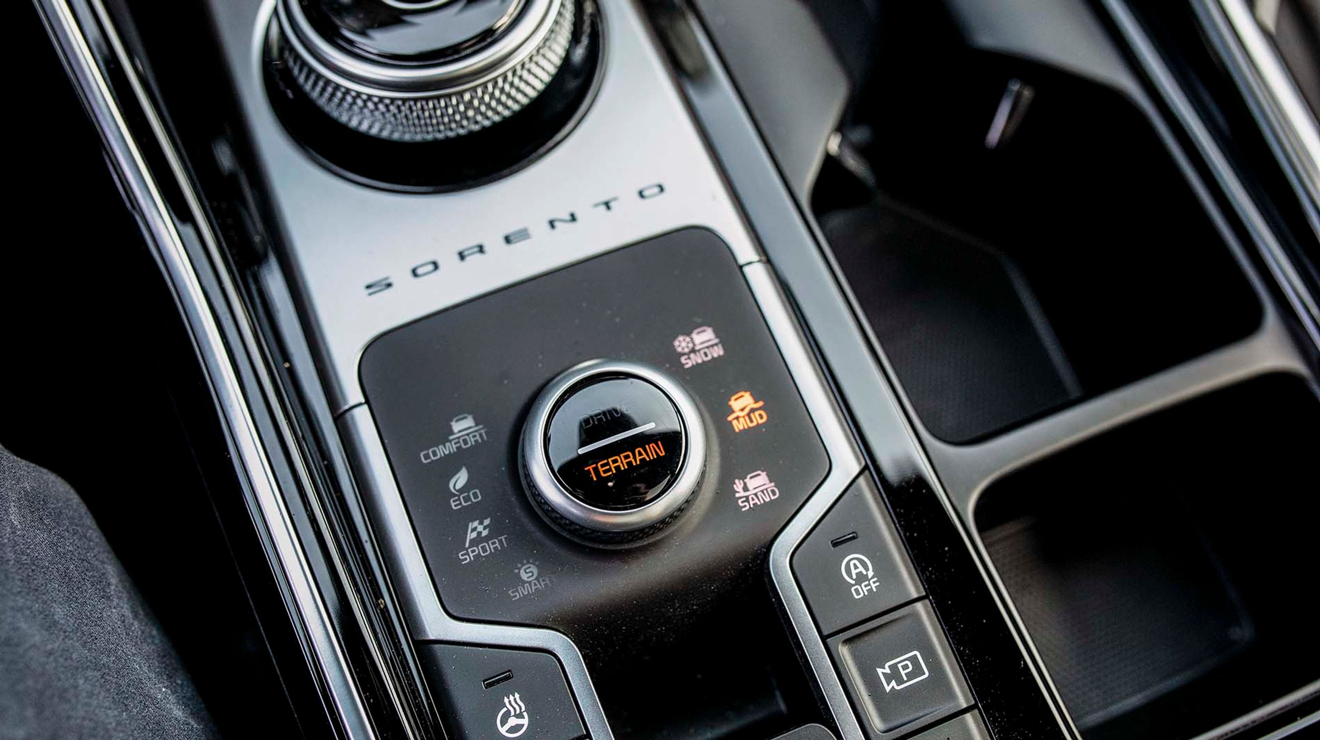 Firehjulstrækkets indstillinger styres let fra en drejeknap, hvor man enten kan overlade indstillingerne til bilens automatik (Smart) eller selv indstille, hvilket underlag man er på vej ud i.