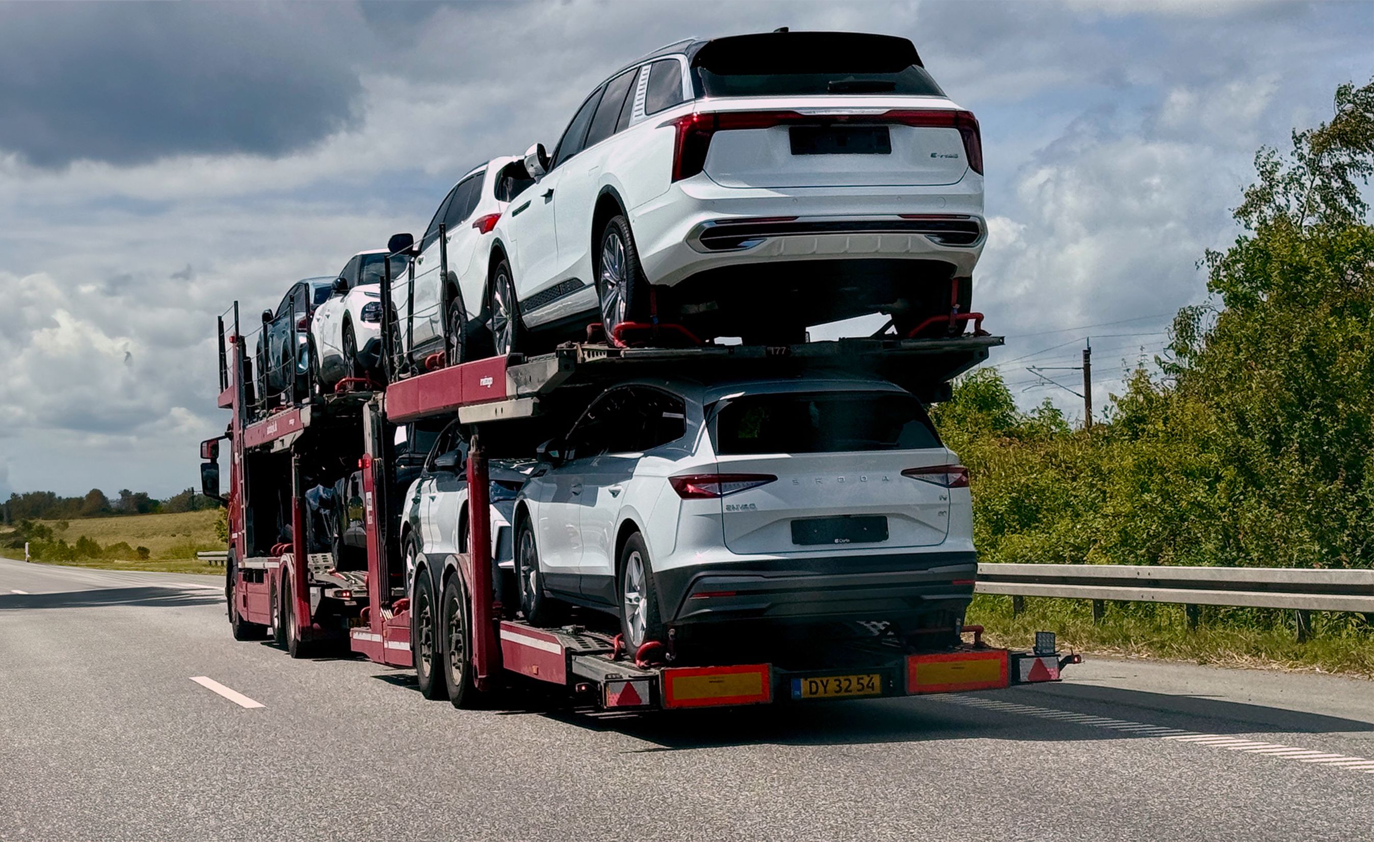 Autotransporter på motorvej.