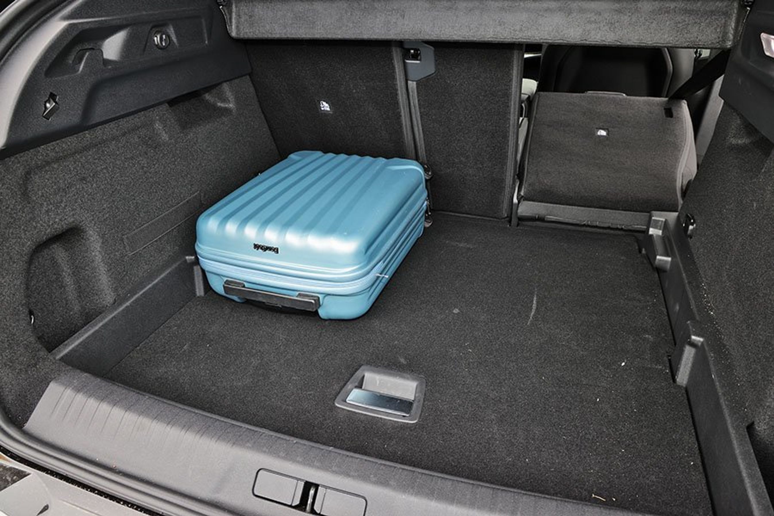 Bagagerum med blå kuffert i Peugeot E-3008