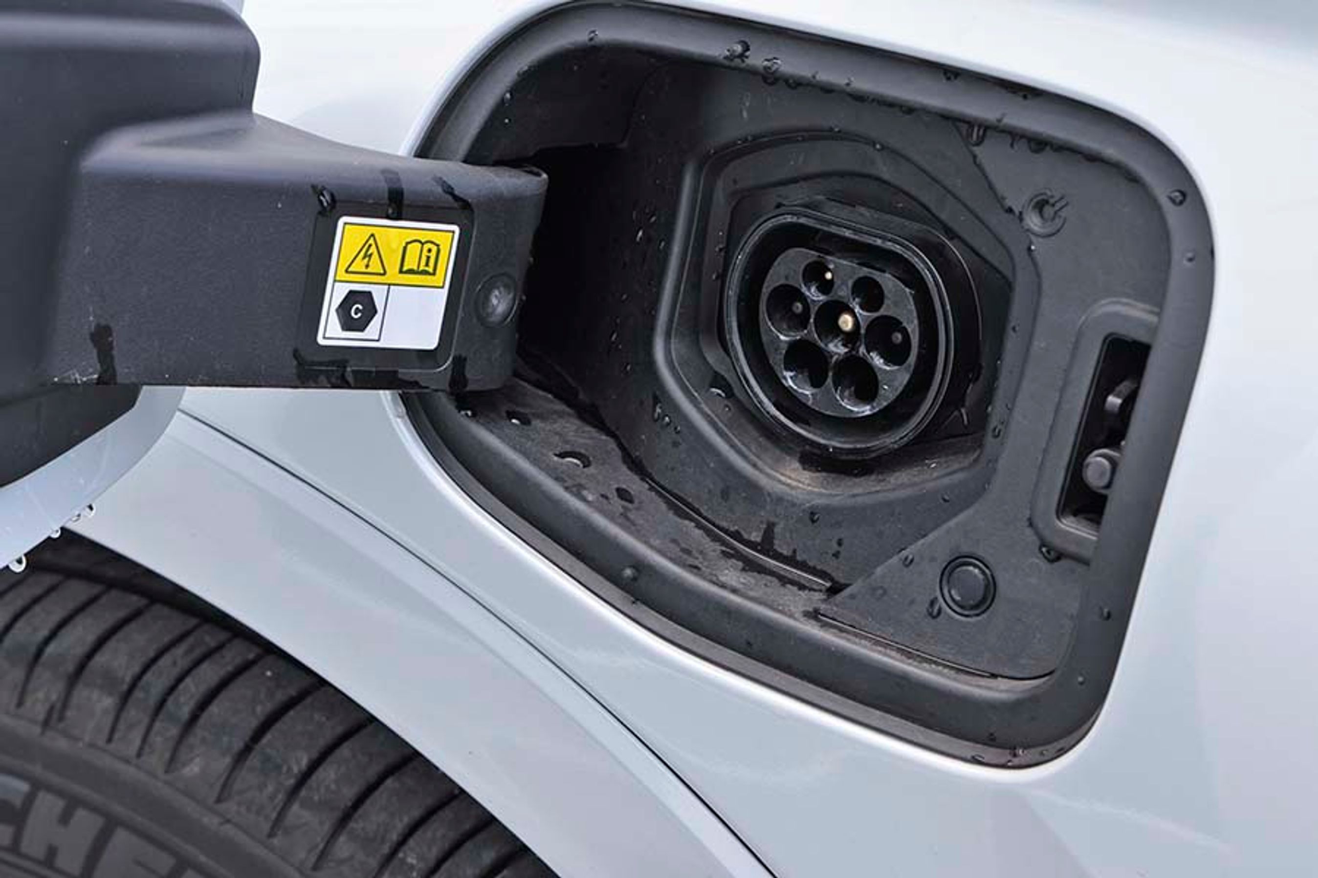 Desværre kan Honda CR-V kun oplades med strøm fra en enkelt fase. Den maksimale ladeeffekt er 6,8 kW fra én fase, men typisk er der i Danmark en begrænsning på 3,7 kW, og så tager en opladning af det 17,7 kWh store batteri næsten fem timer.