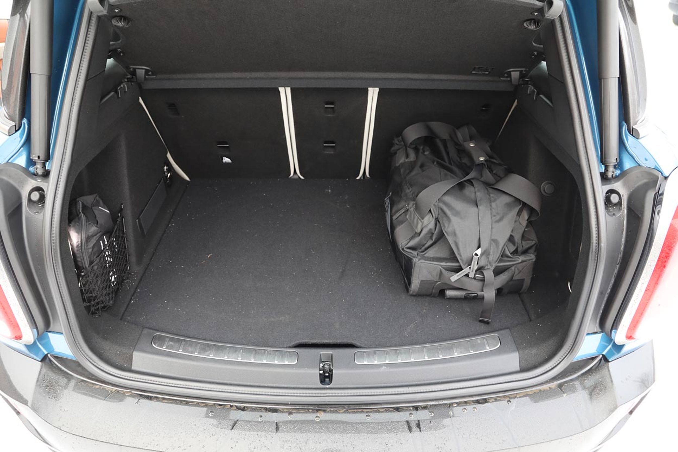 Bagagerummet er standard på 450 liter, dog lidt mindre, hvis man som her har længdejusterbart bagsæde, der er kørt helt tilbage. Smart, at der ikke er indre læssekant.