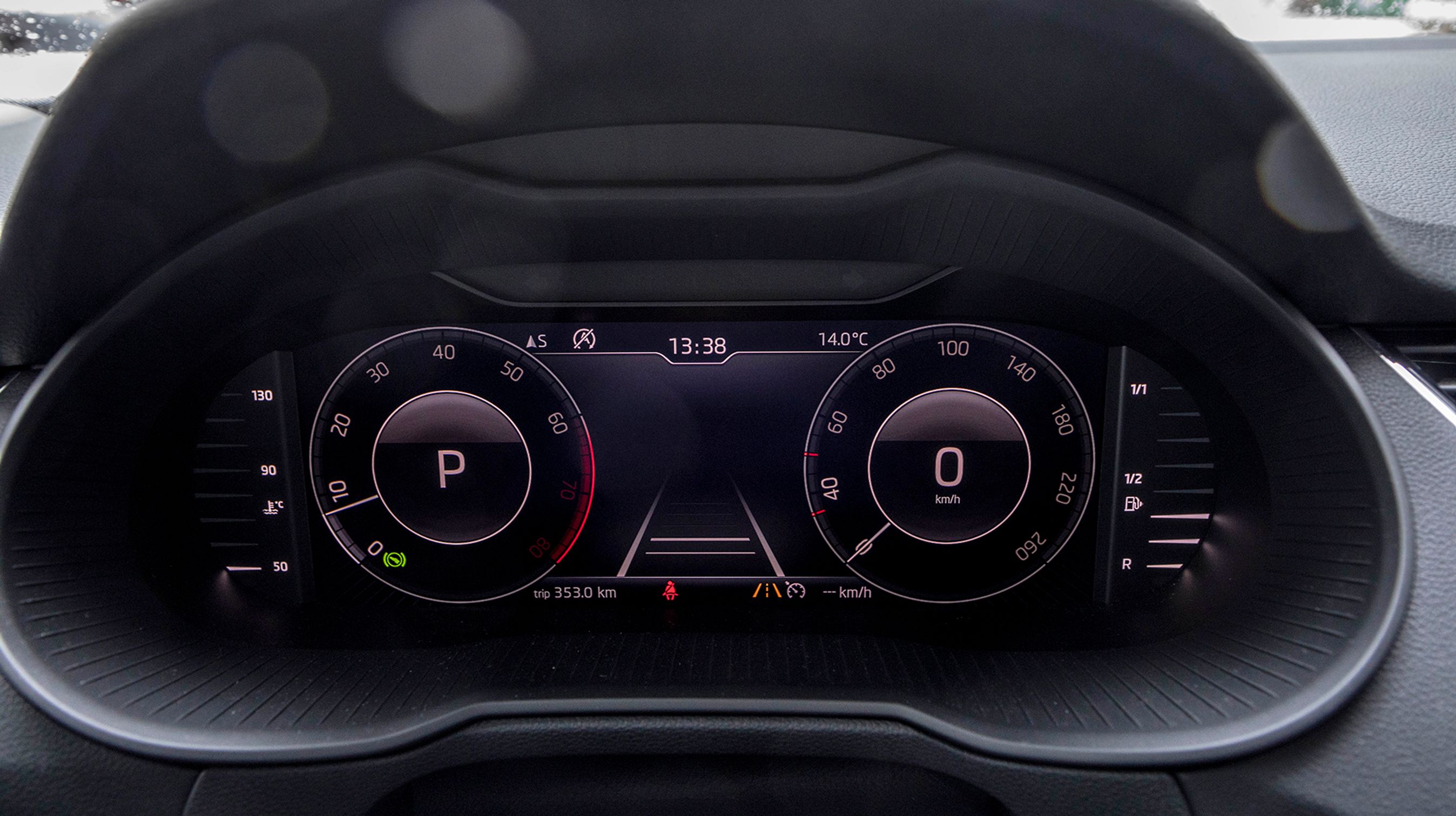 For blot 5.300 kr. kan du tilkøbe digitale instrumenter, hvor du har mulighed for at personalisere din instrumentering i bilen. Har du også navigation, kan du får vejvisning op på skærmen. Ganske smart.