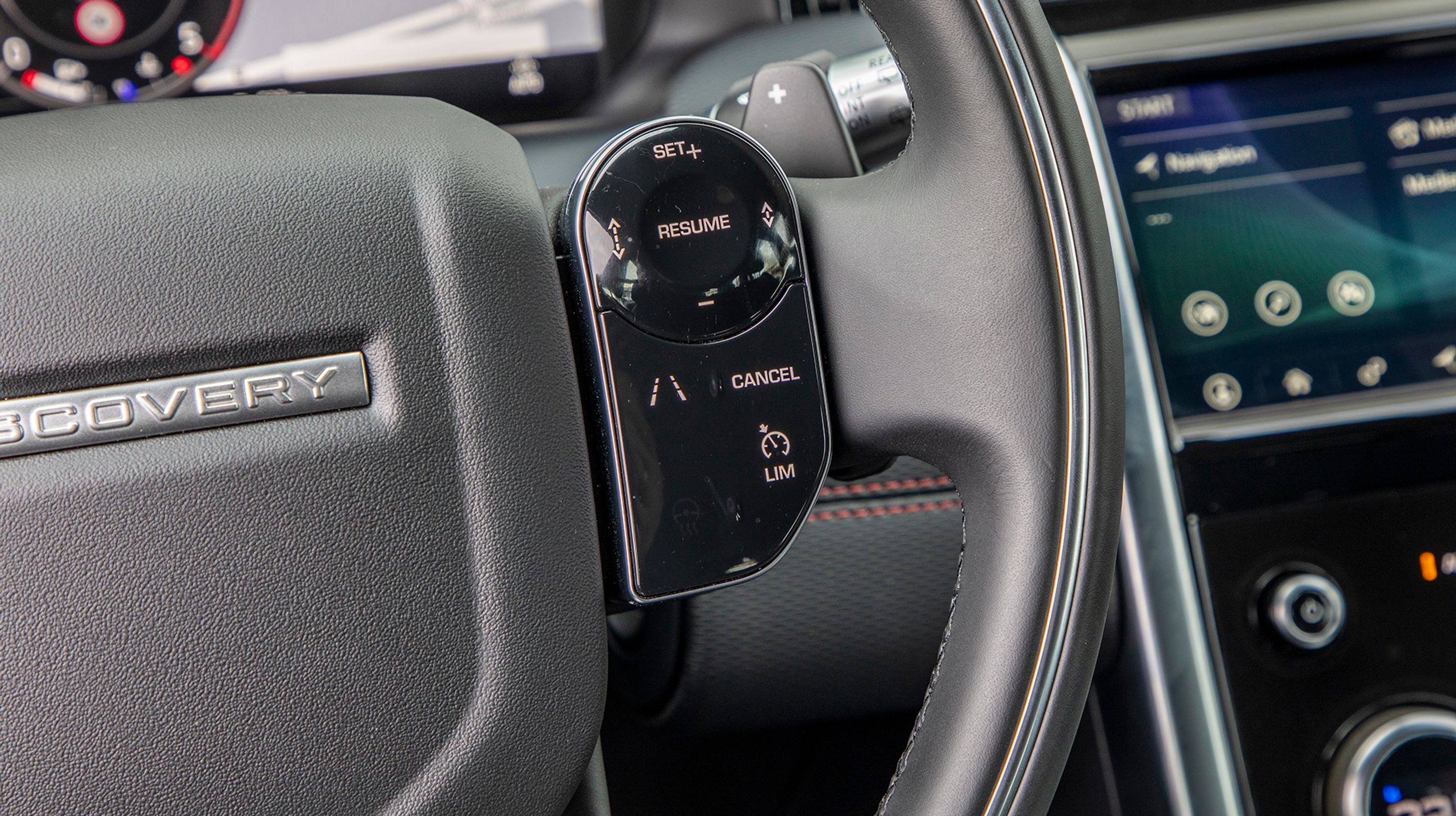 Den adaptive fartpilot er del af en ekstraudstyrspakke til 25.000 kr. Det er ikke tidssvarende i så dyr en bil.