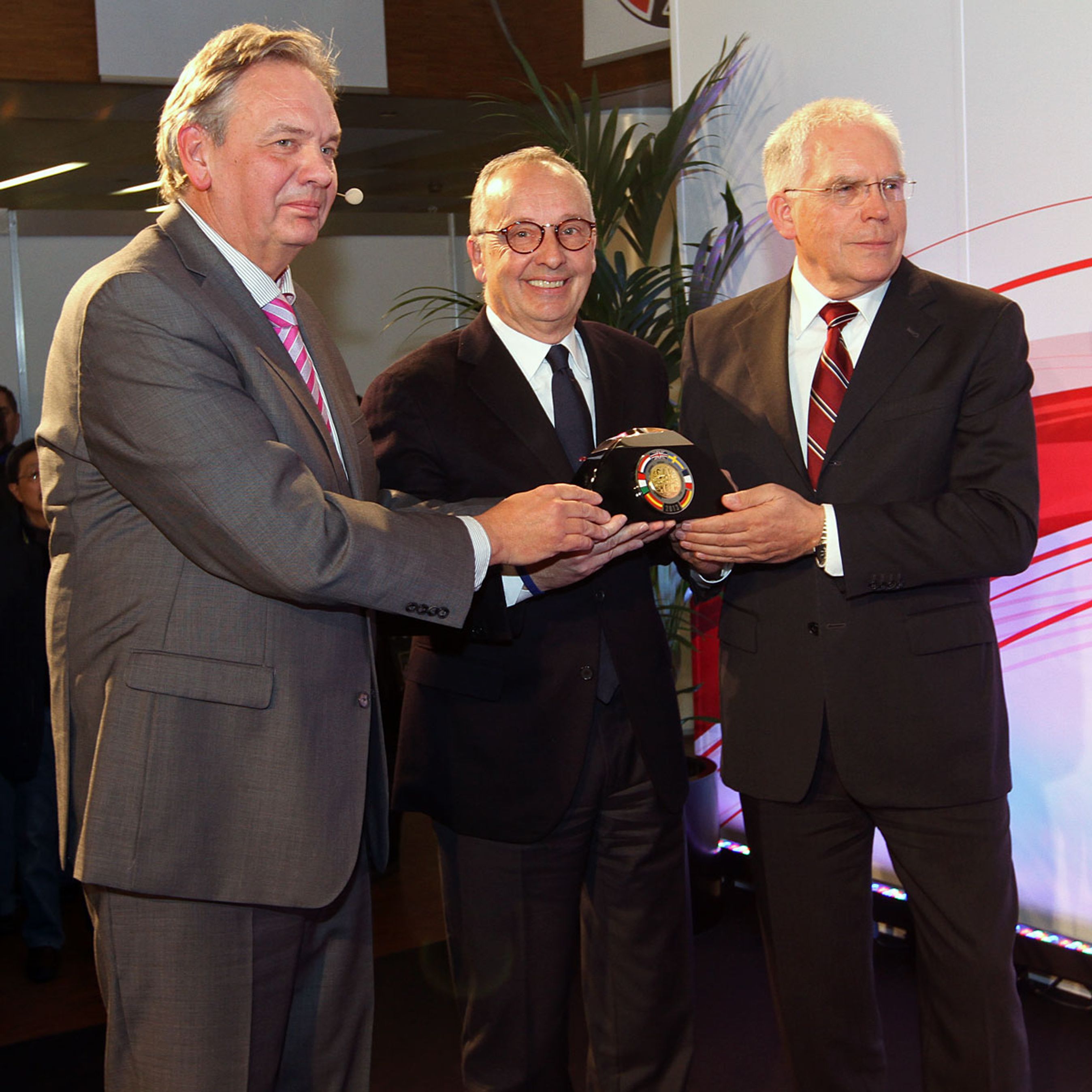 Formanden for den 58 mand store jury, Håkan Matson (tv) overrækker trofæet til repræsentanter for VW.