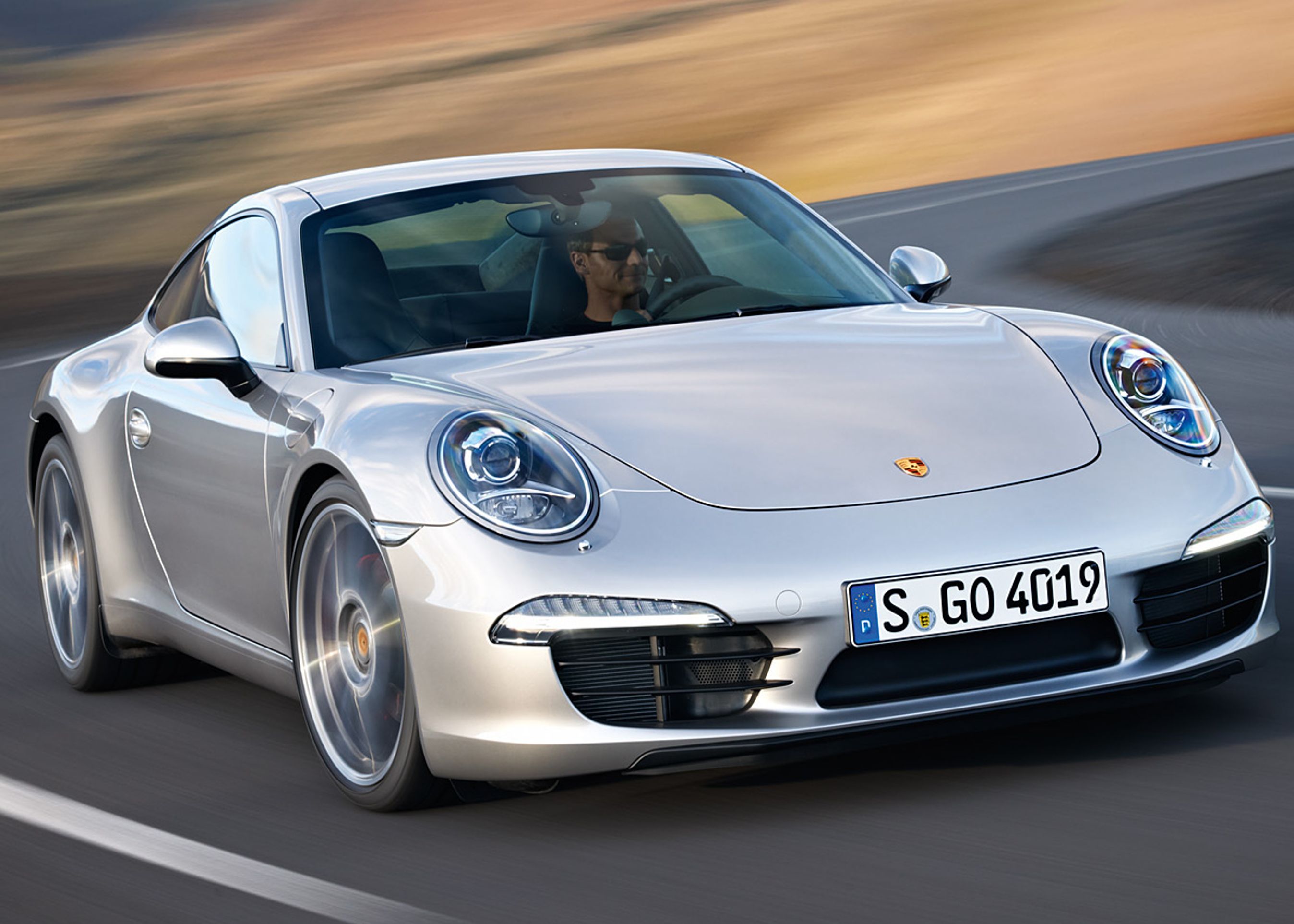 911 har fået større sporvidde, og bilen fremtræder nu endnu bredere.