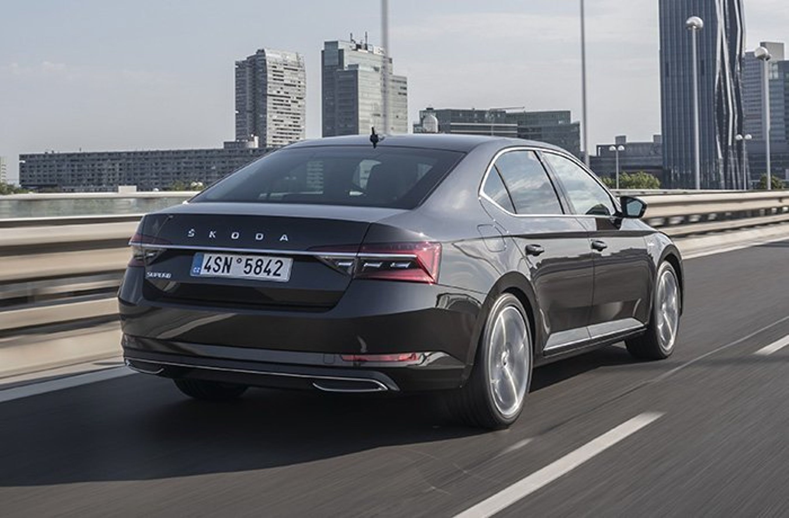 Skoda Superb er fornyet bagpå