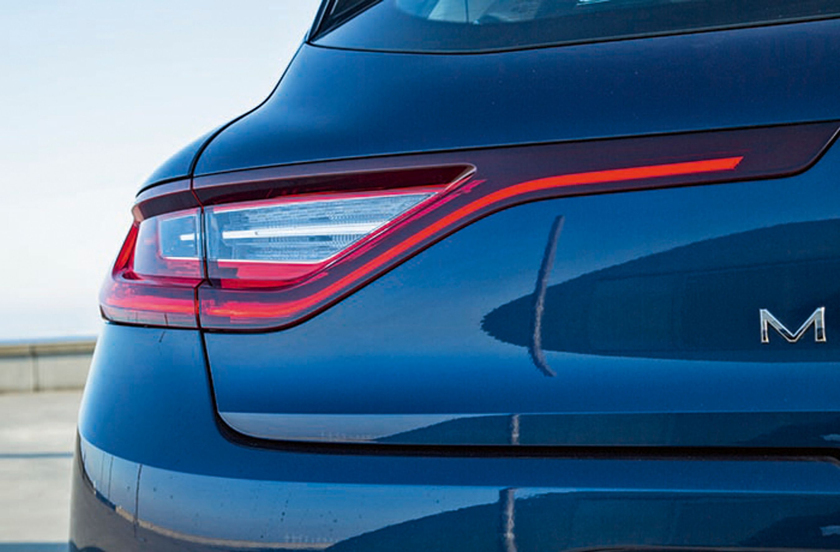 De lange, vandrette LED-baglygter tænder, blot man nærmer sig bilen med nøglen i lommen. Flot at se på.