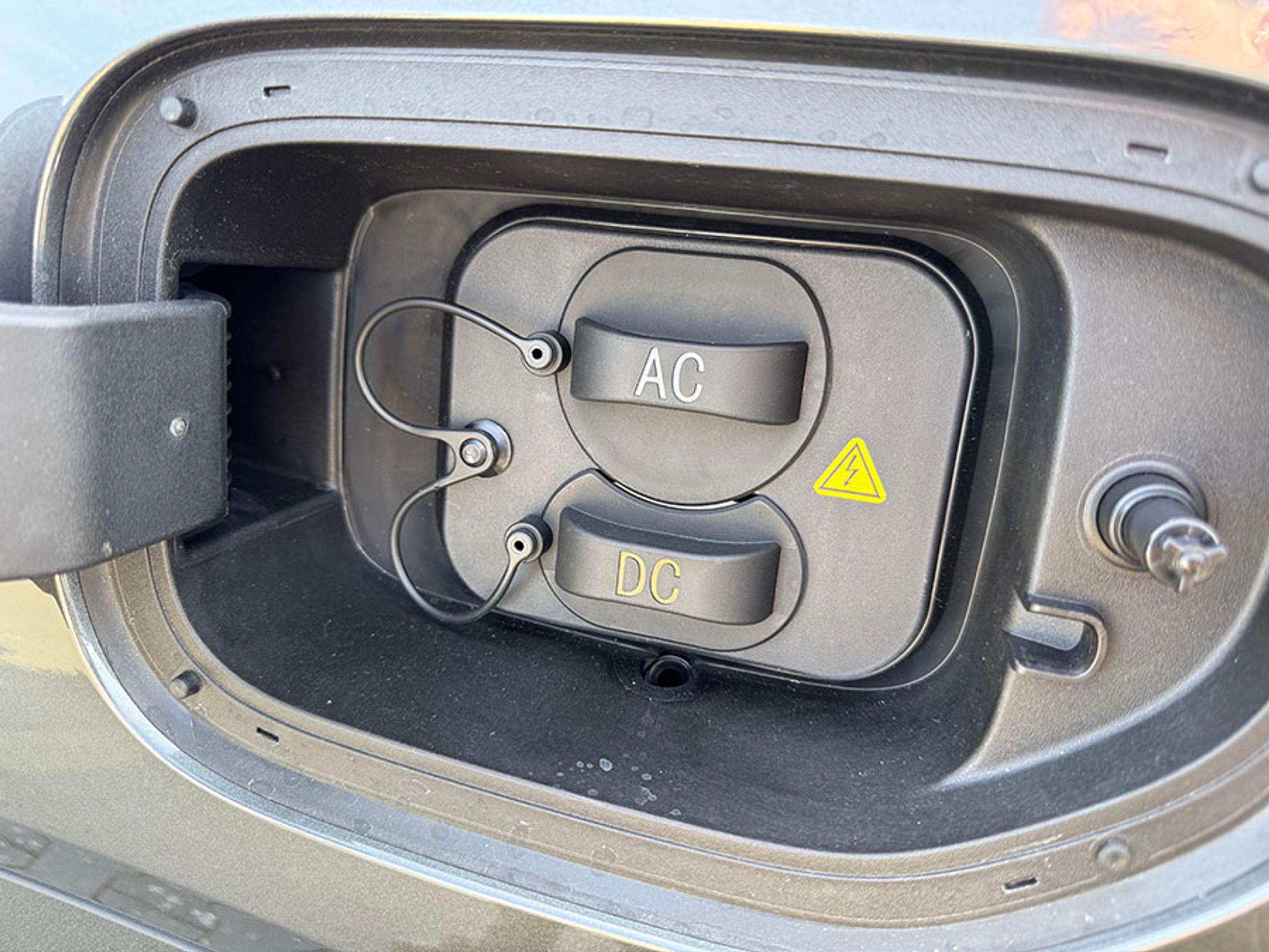 Ladeklappen sidder i venstre bagskærm. Lynladning er kun muligt op til 93 kW.