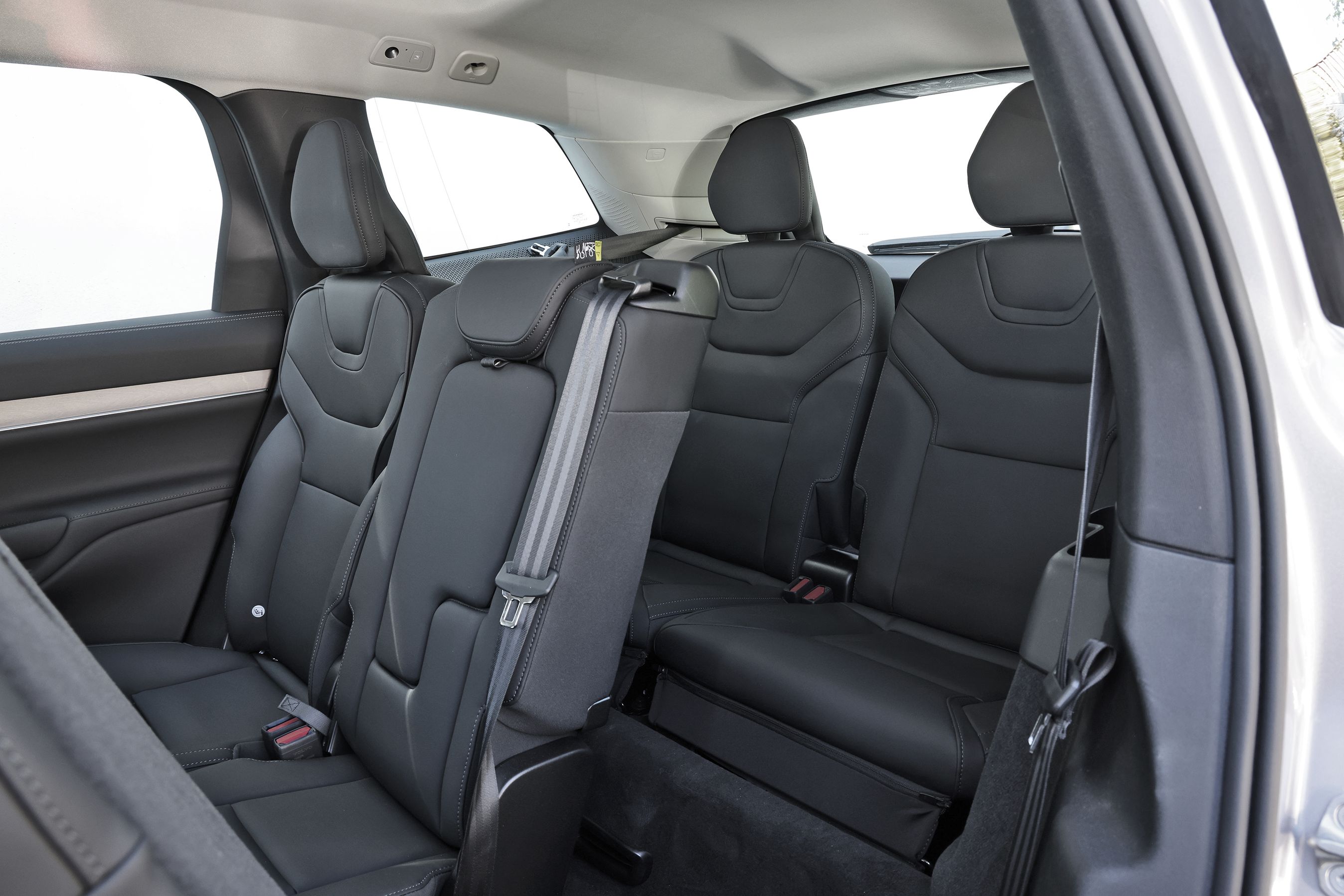 To sæder på række tre i en Volvo EX90