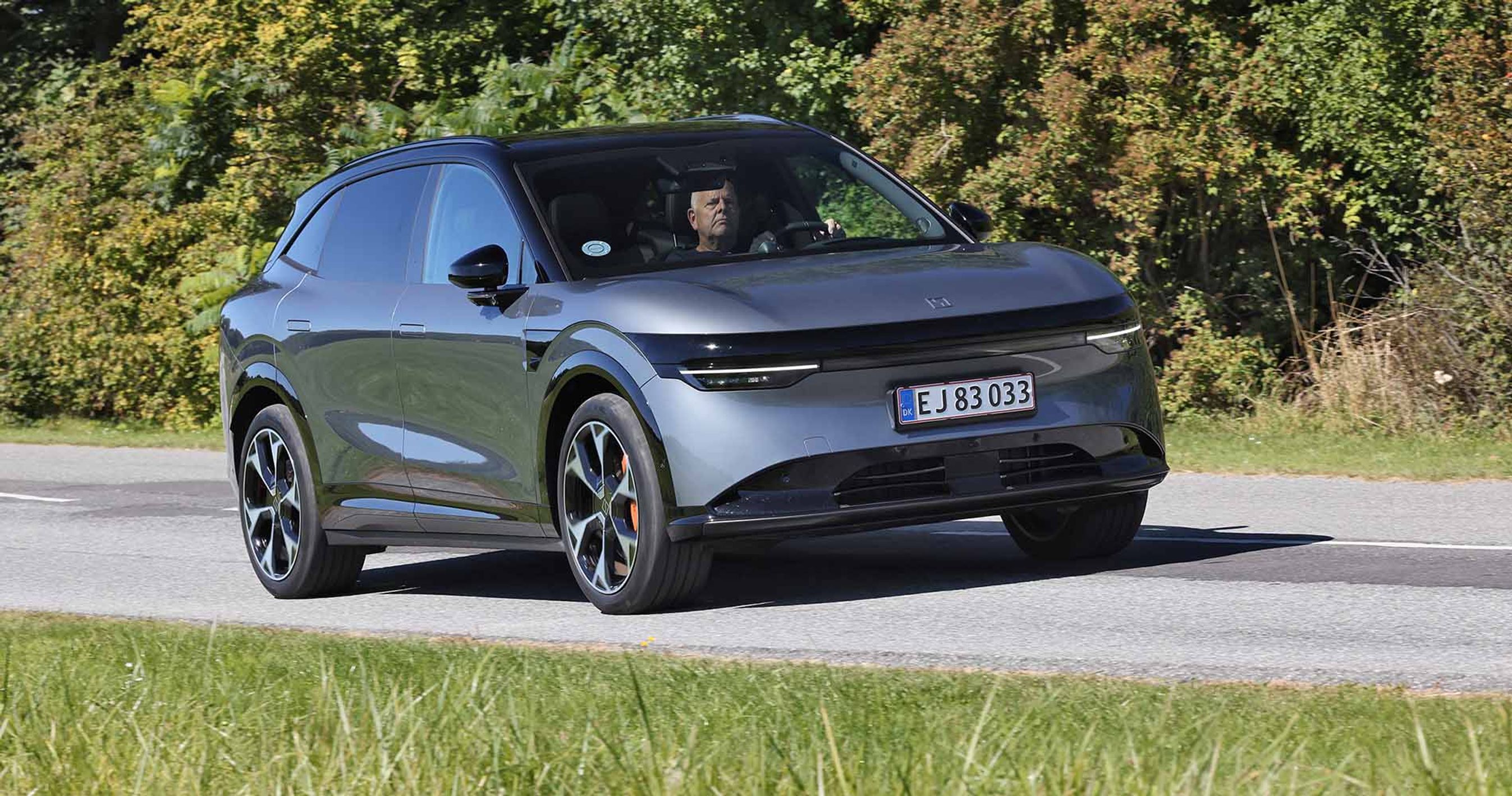 Zeekr 7X set skråt forfra, mens den kører på vej