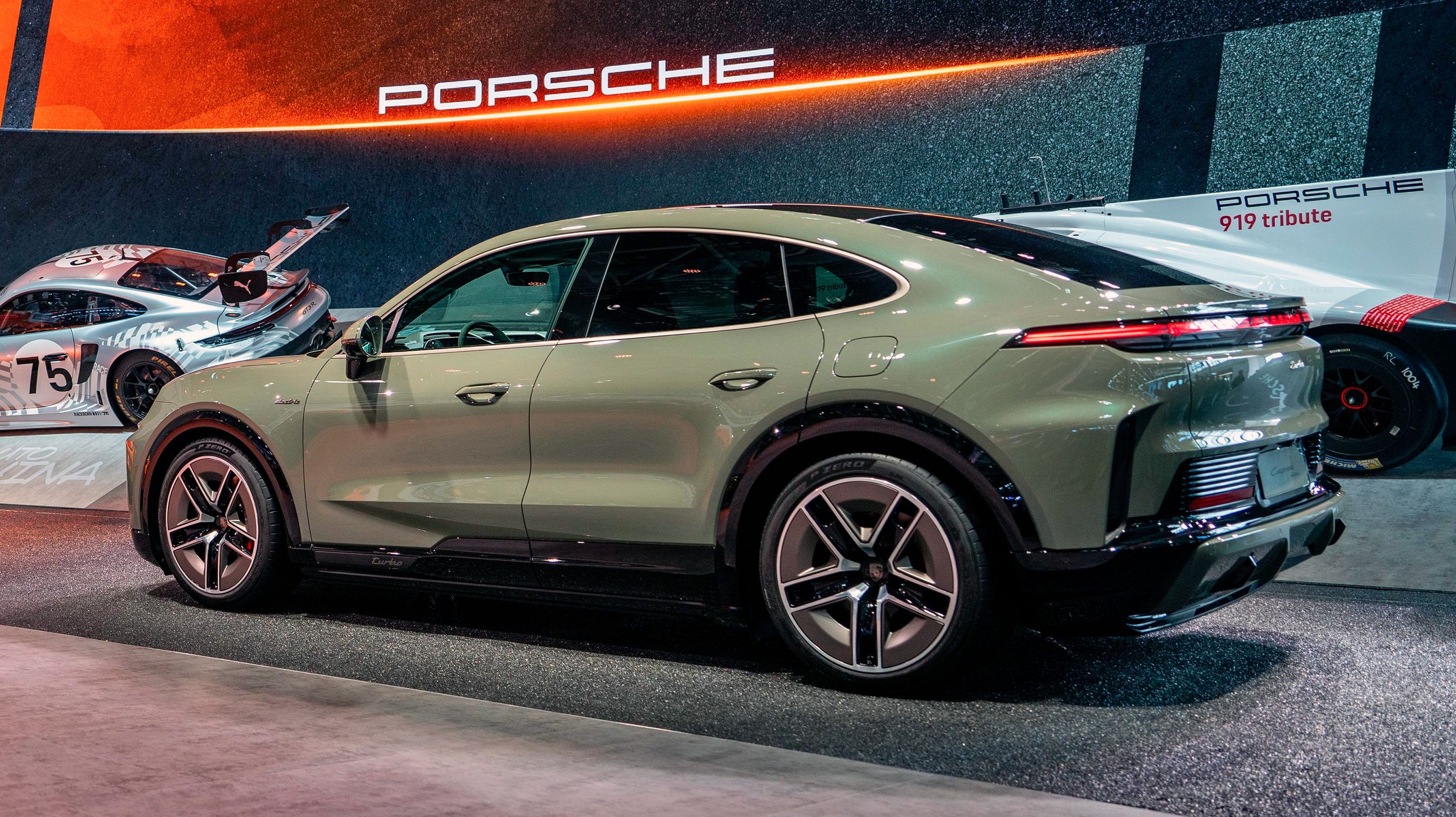 Porsche Cayenne Turbo Coupé Electric skråt bagfra.