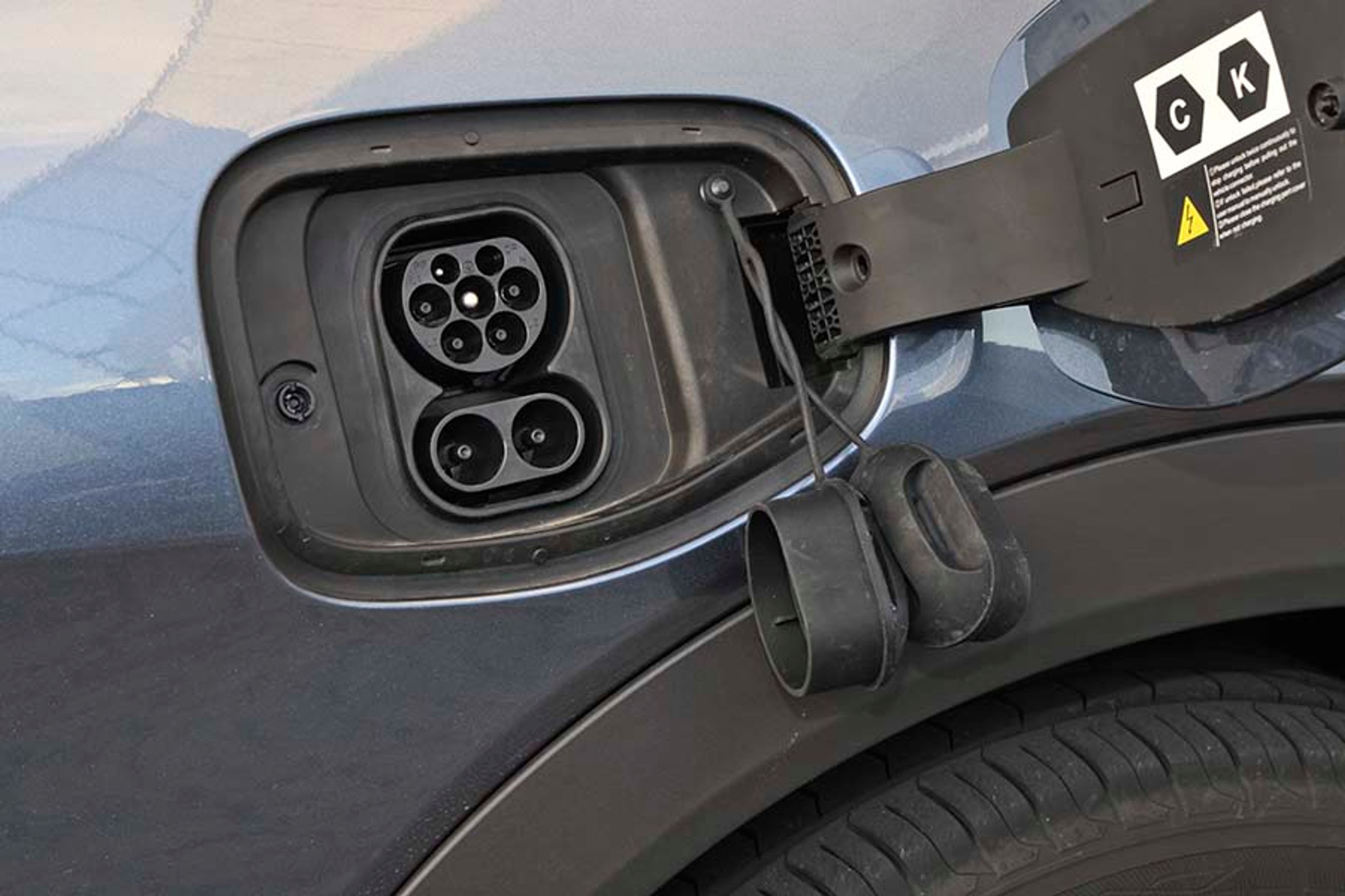 Man skal om til højre forhjul for at finde ladestikket. Hjemme kan bilen lades med 11 kW fra tre faser, og på landevejen hurtiglades bilen med beskedne 80 kW.