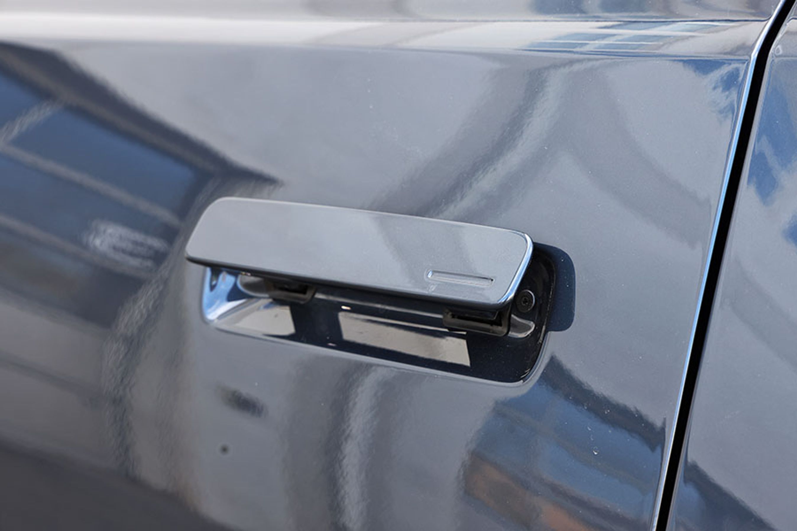 Dørhåndtagene er godt konstrueret. De vipper ud, når bilen er låst op, og forbliver ude, indtil man enten kører eller låser bilen. Det er en fin løsning, som overgår de fleste af konkurrenternes mere besværlige løsninger.