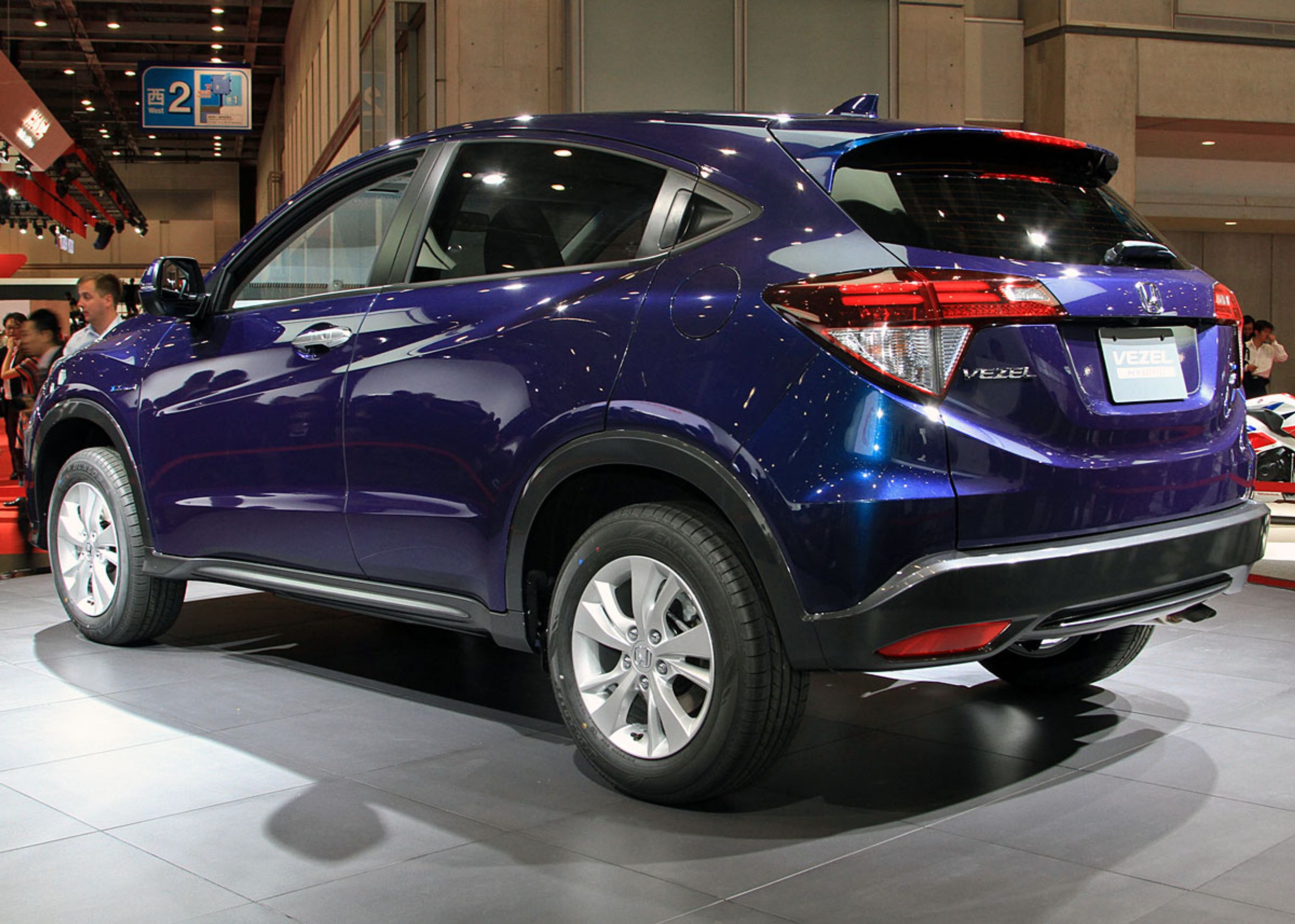 Honda Vezel har fået et afrundet bagparti i coupéstil. For at bidrage til den fremtoning er dørgrebene på bagdørene skjult ved sideruden.