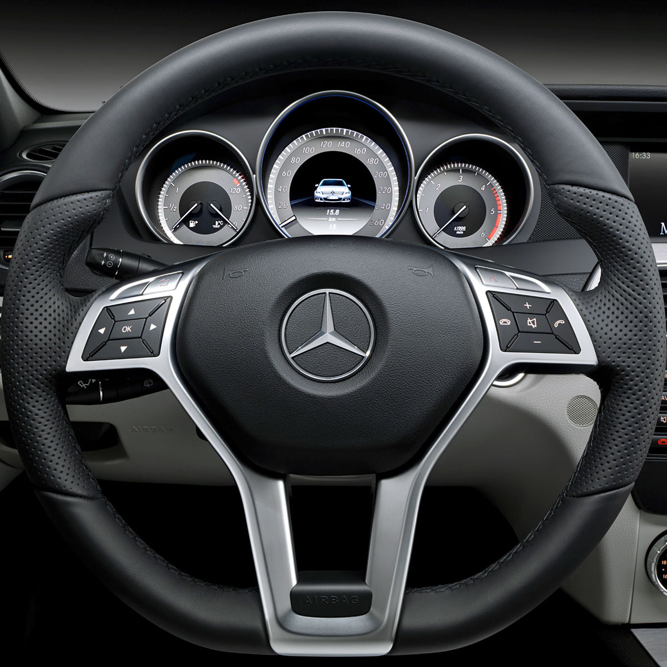 Læderrat (af en ny type) er nu standard på C-klassen. Det burde det nok have været for længst.