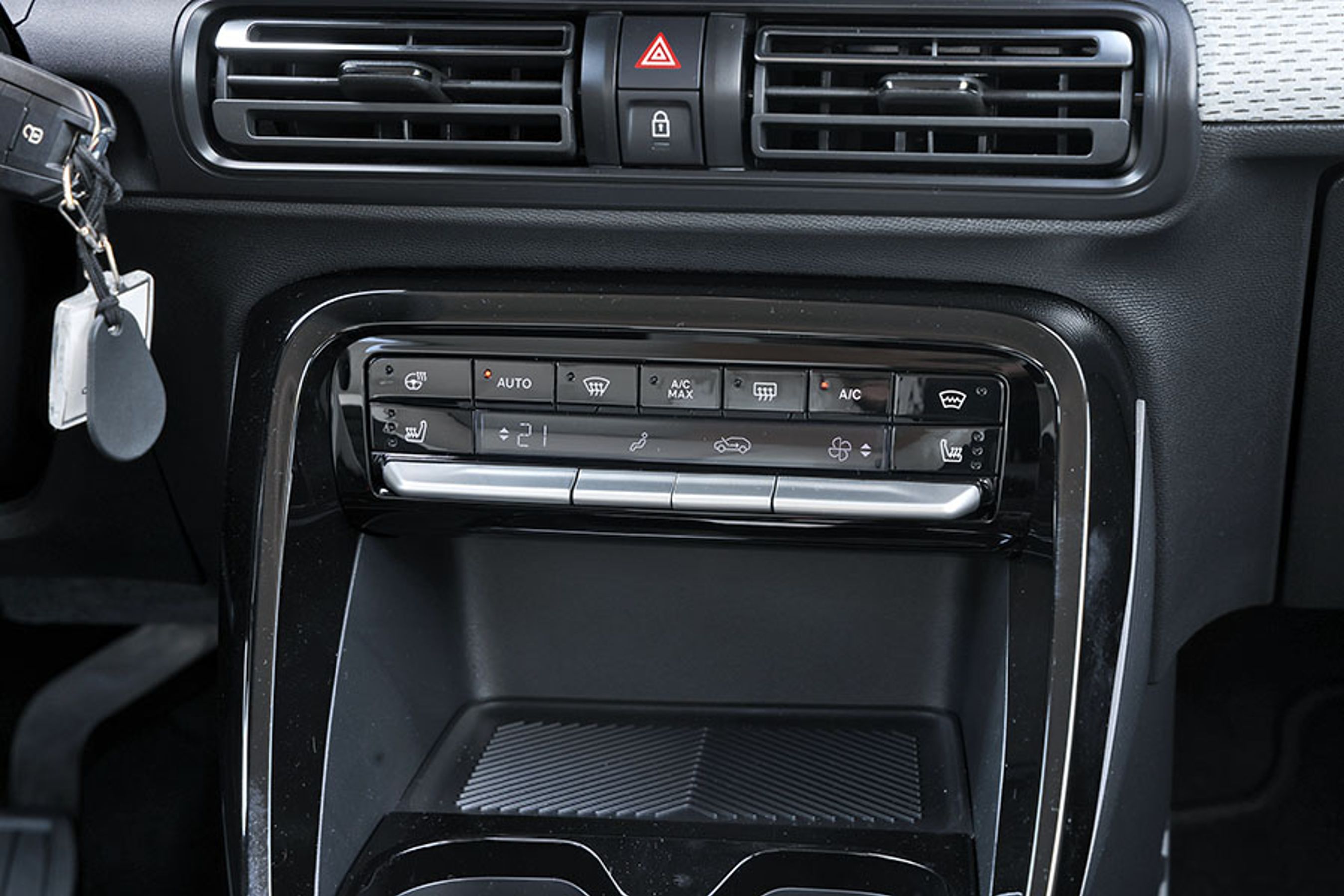 Under skærmen er der traditionelle knapper til styring af varme- og ventilationsanlægget. Det er et 1-zones klimaanlæg, og det fungerer tilfredsstillende. Varme i rat og forsæder er standard.