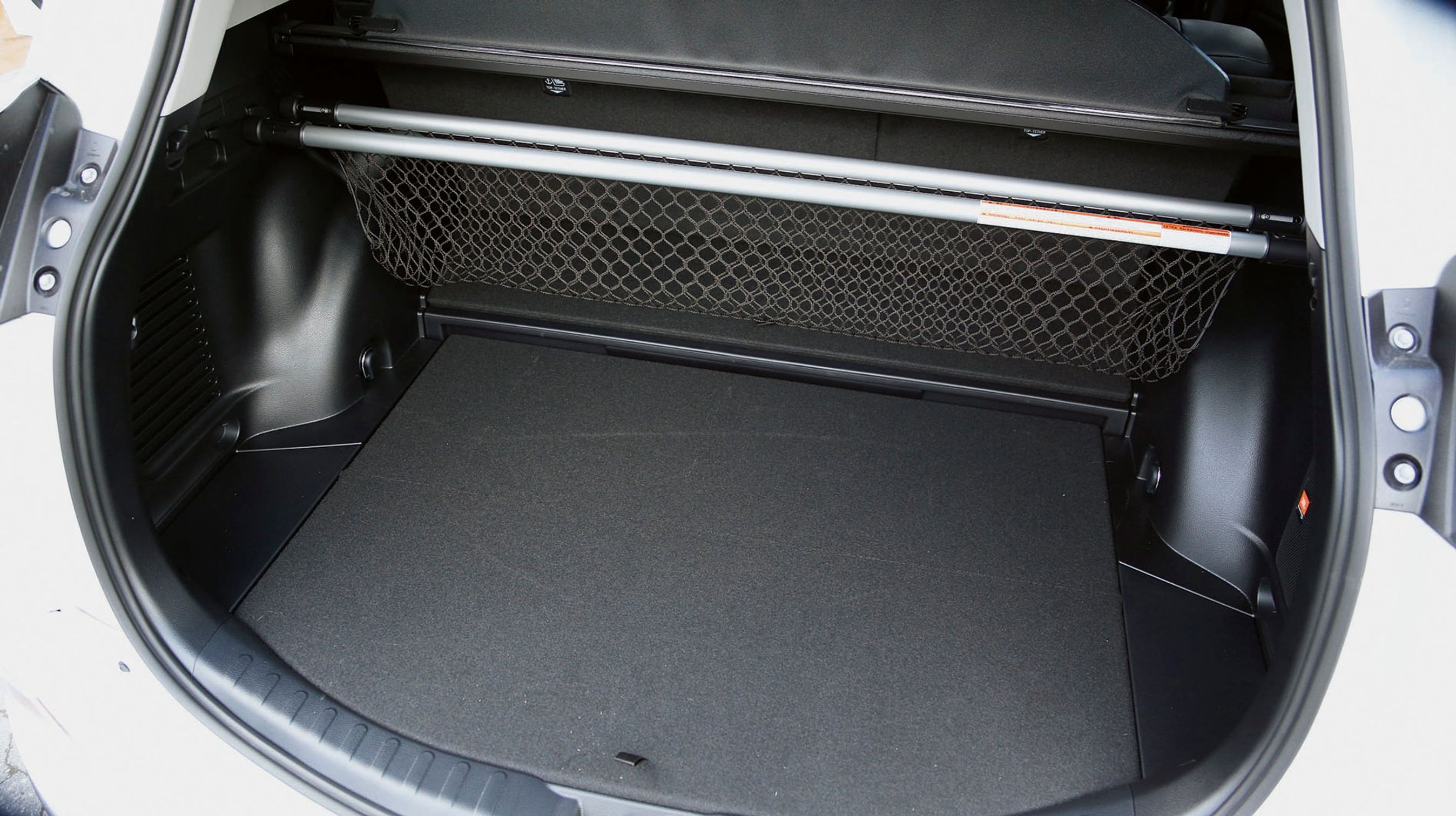 Bagagerummet rummer 550 liter og nås gennem en stor tophængslet bagklap, der er elektrisk betjent.