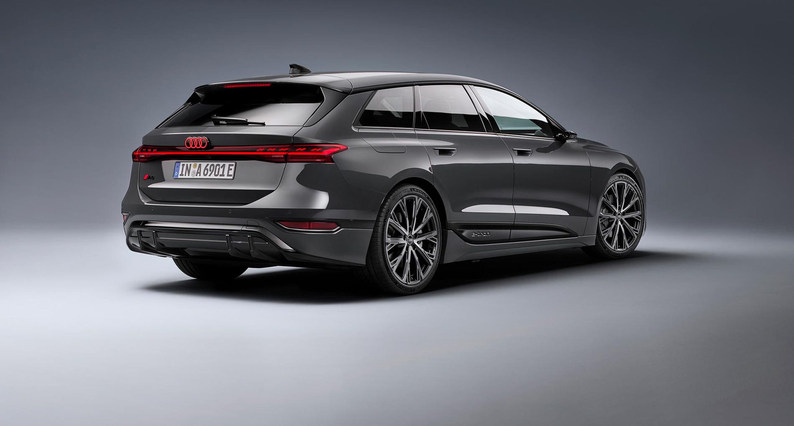 Mørk Audi A6 stationcar set skråt bagfra.