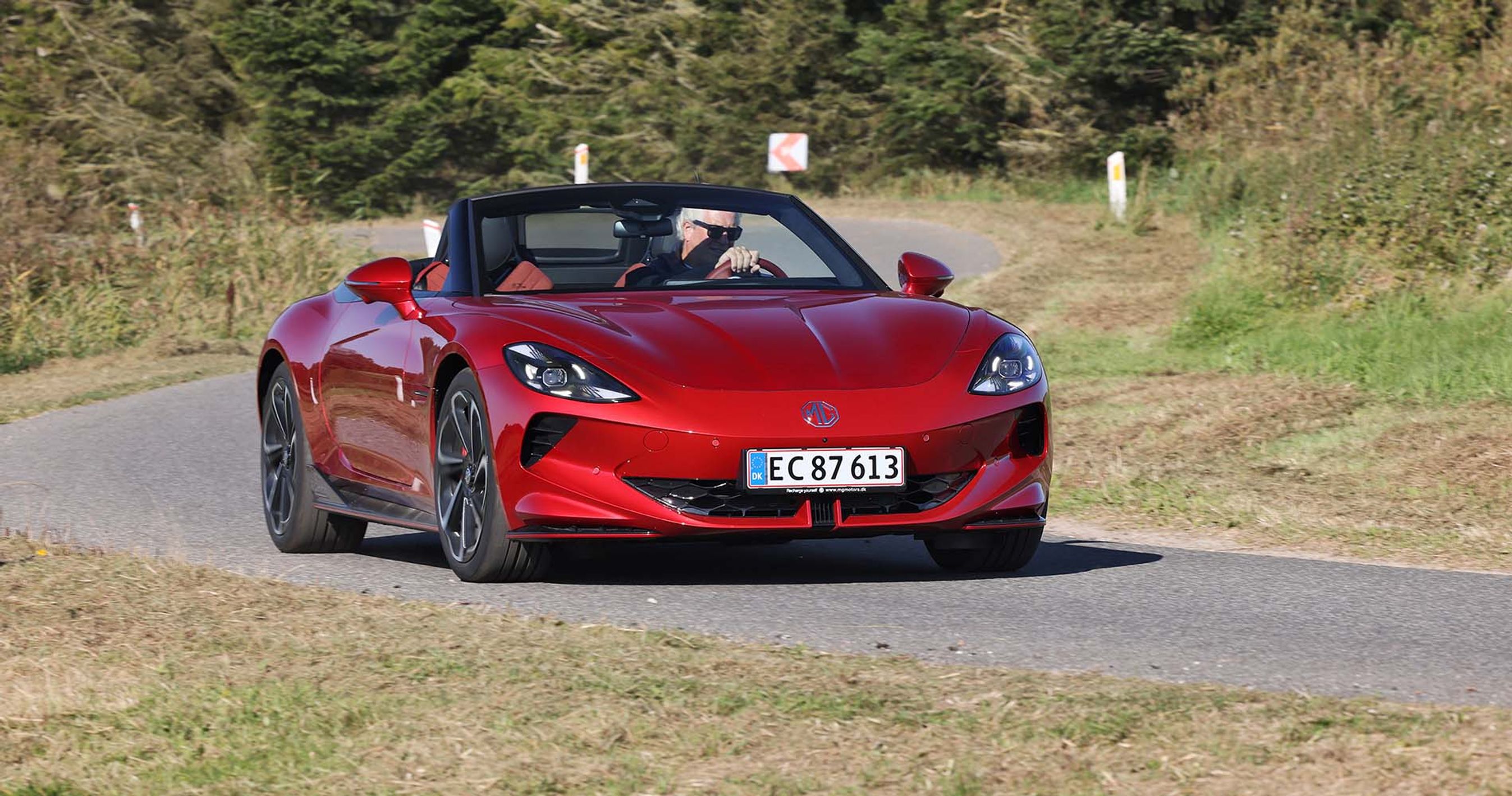 MG Cyberster kører i sving på landevej