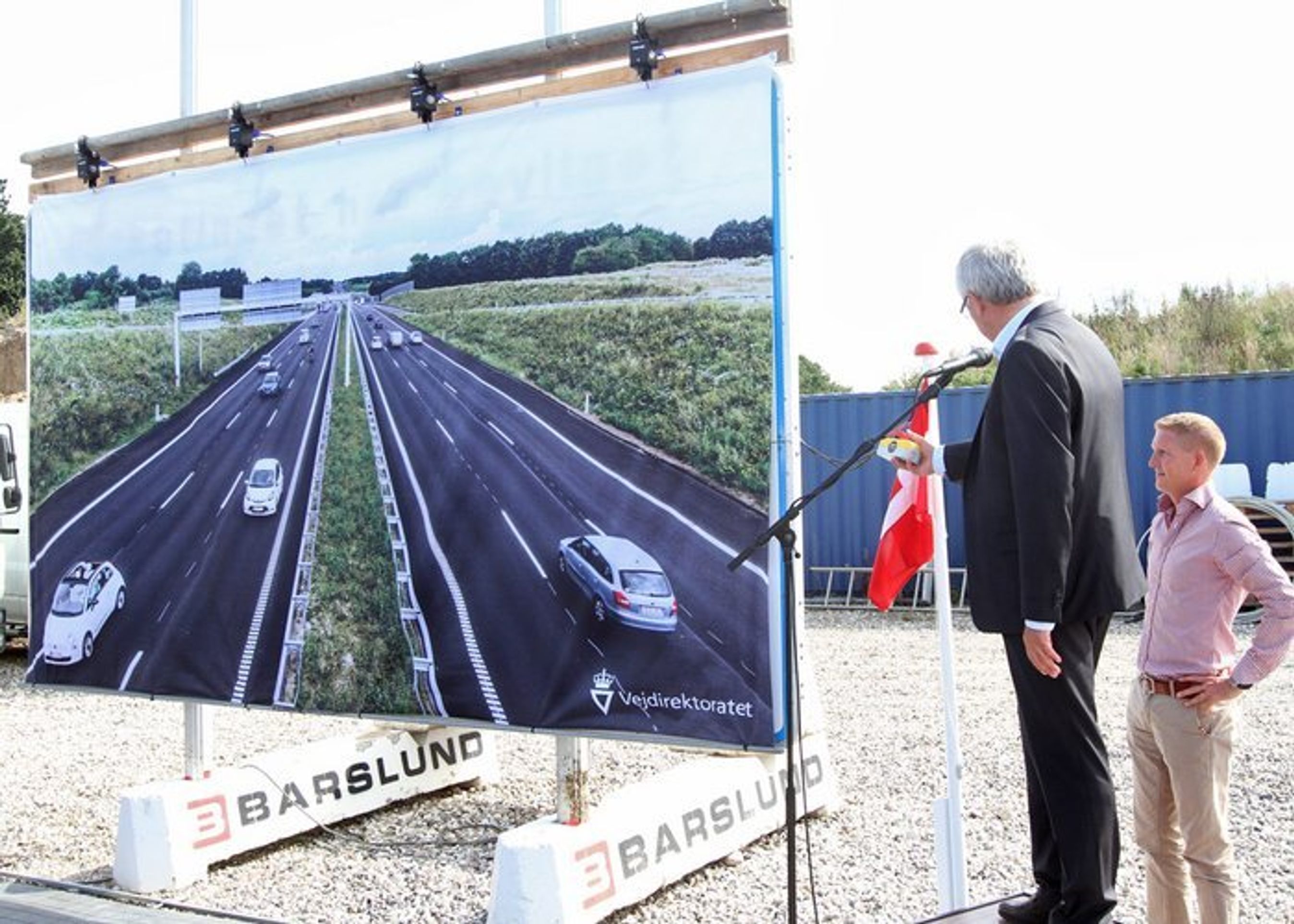 Transportminister Hans Christian Schmidt indviede - officielt - vejen ved at rulle dette friske billede af de seks spor ned. Fotos: Torben Arent