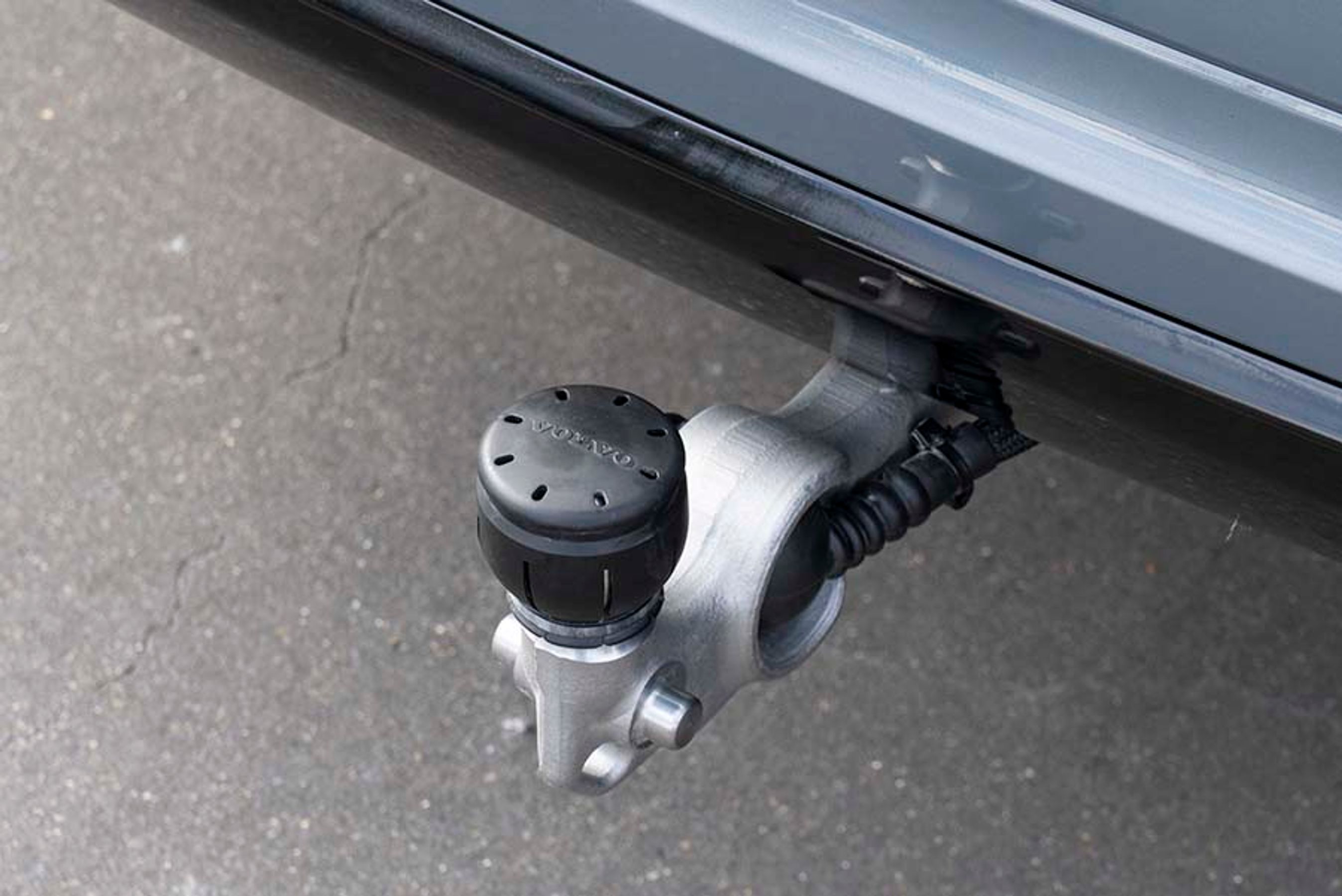 Man kan tilkøbe et anhængertræk, der vipper ud, når man trykker på en knap. Bilen må trække op til 2.250 kg.