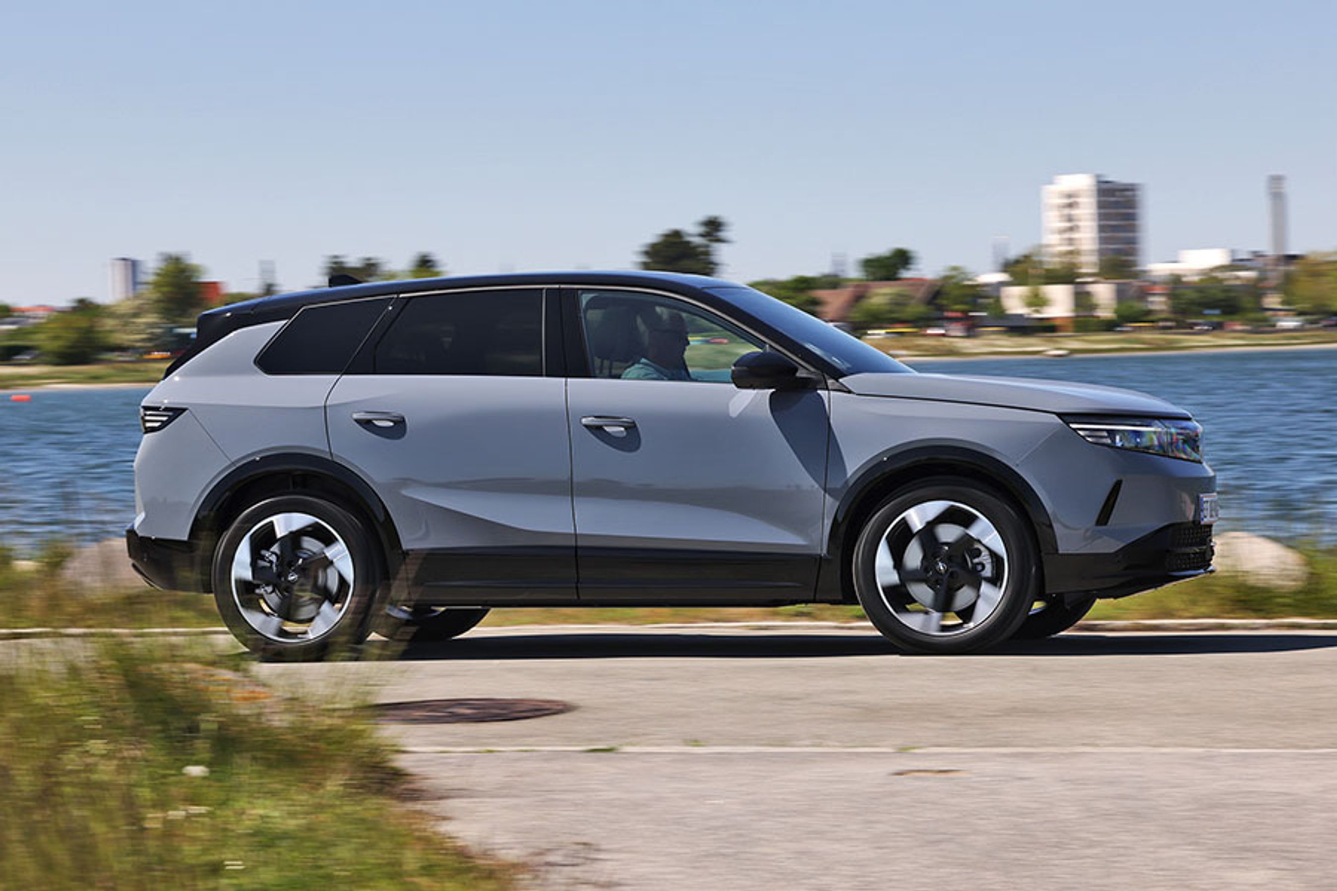 Med en længde på 4,65 meter er der tale om en ret lang bil. Akselafstanden er på 2,8 meter, hvilket er seks cm mere end i Peugeot E-3008.