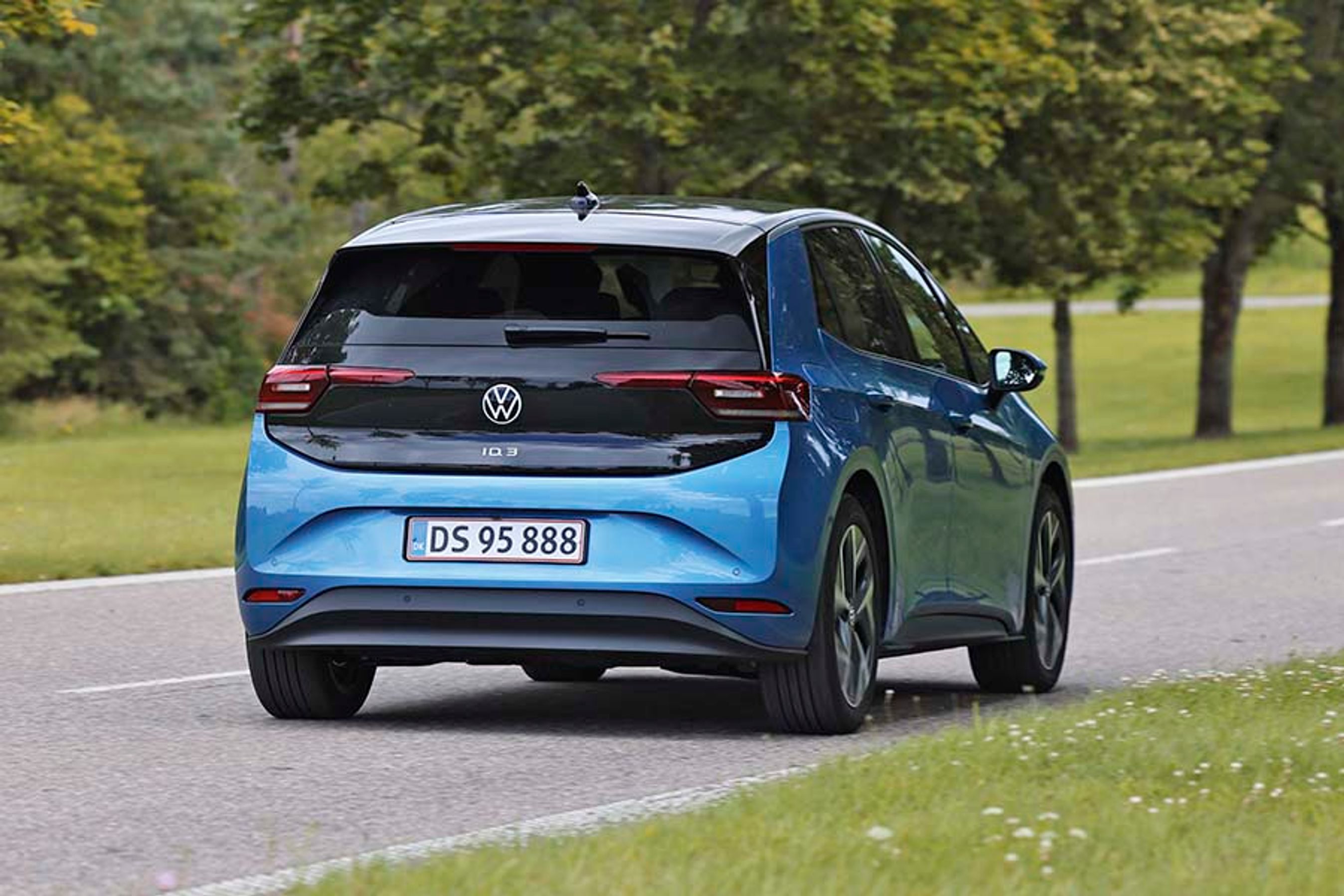 VW ID.3 set bagfra, mens den kører på en landevej.