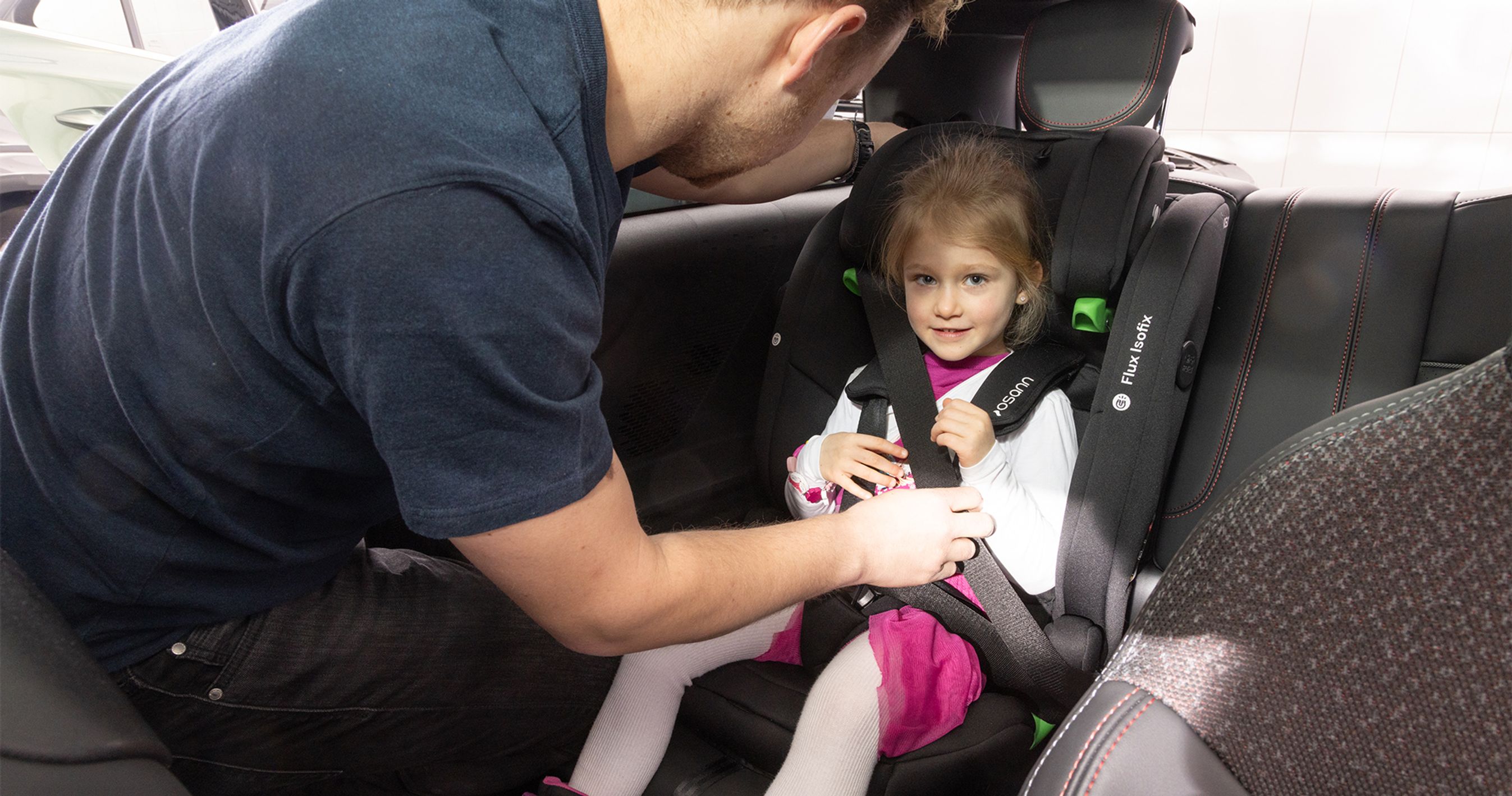 Far spænder datter fast i autostol