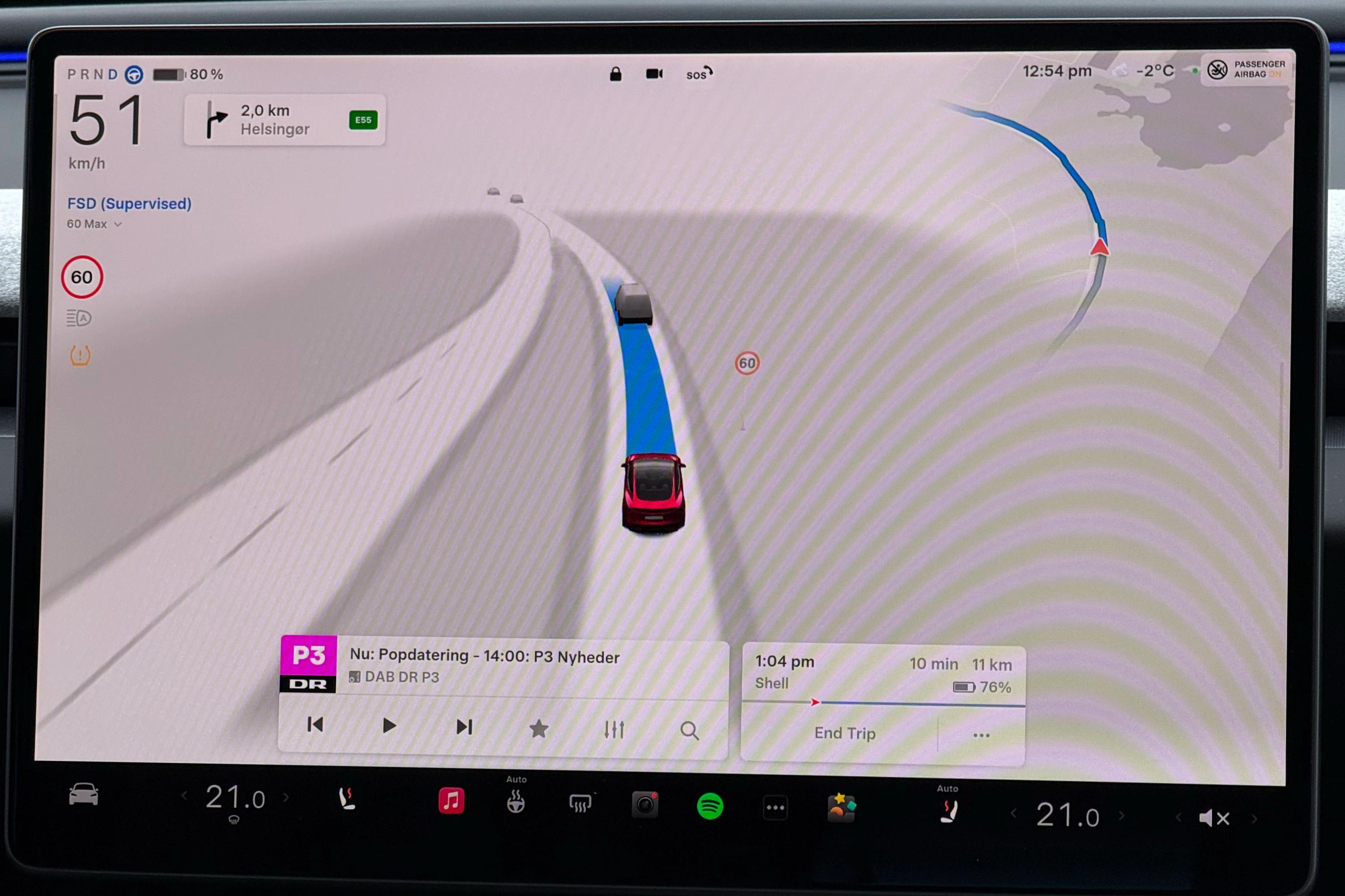 Stor skærm i en Tesla viser, hvad bilen ser forude