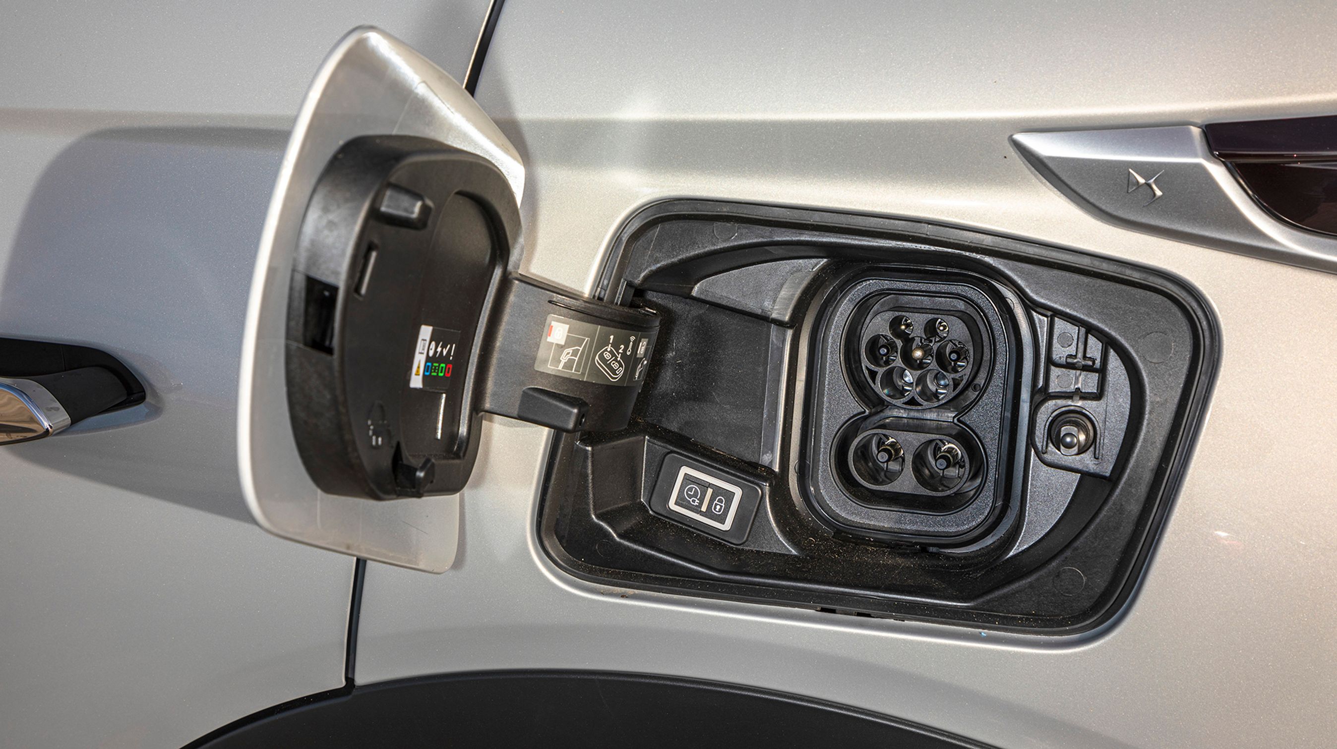 DS 3 E-tense kan oplades på farten med op til 100 kW fra dette type 2 Combo stik. Hjemme lader den med tre faser fra en 11 kW hjemmelader, der kan lade bilen helt op på ca. fem timer.