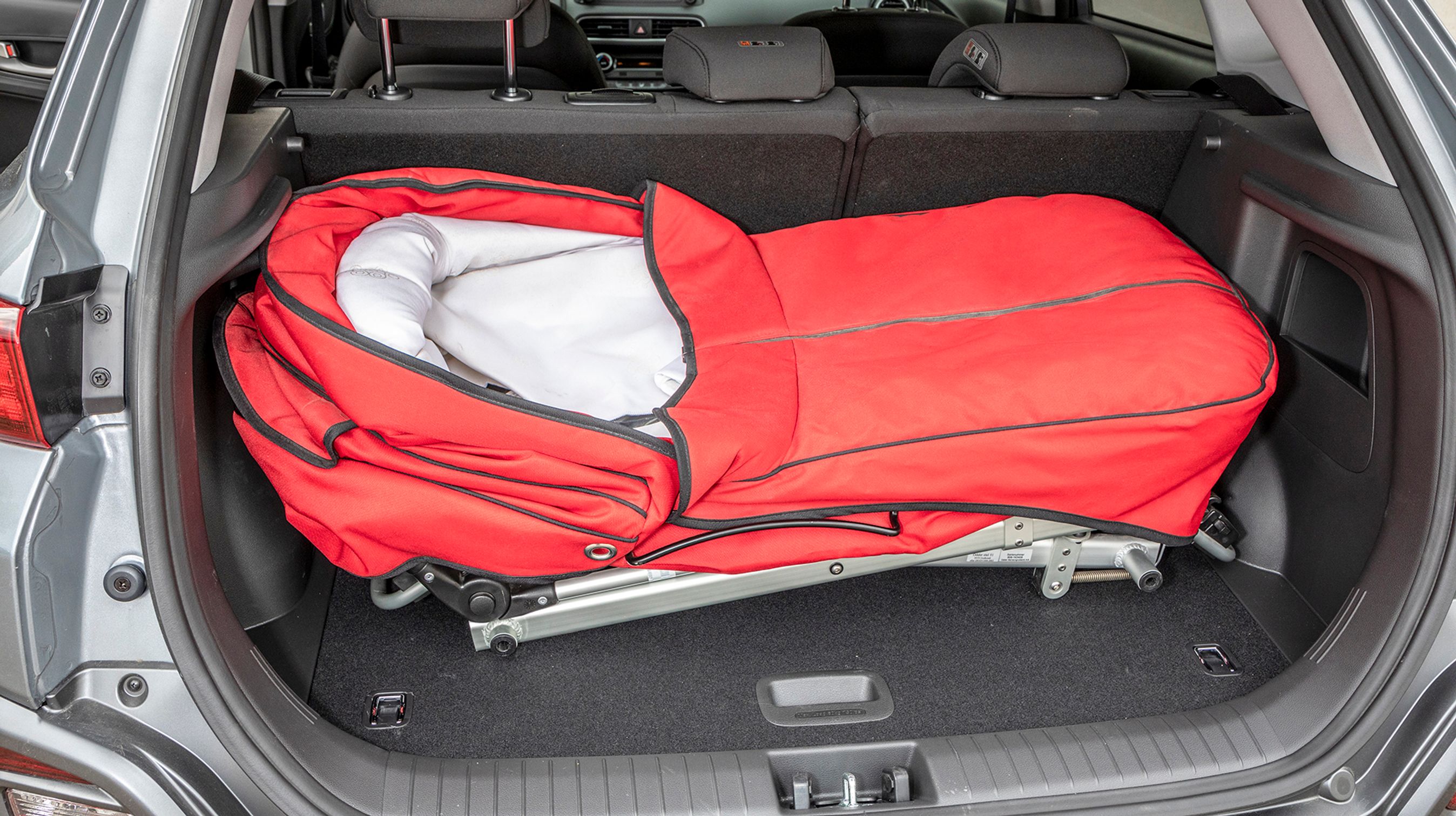 Bagagerummet har plads til en barnevogn, men er ellers ikke imponerende i størrelsen. Under gulvet findes et ekstra opbevaringsrum.