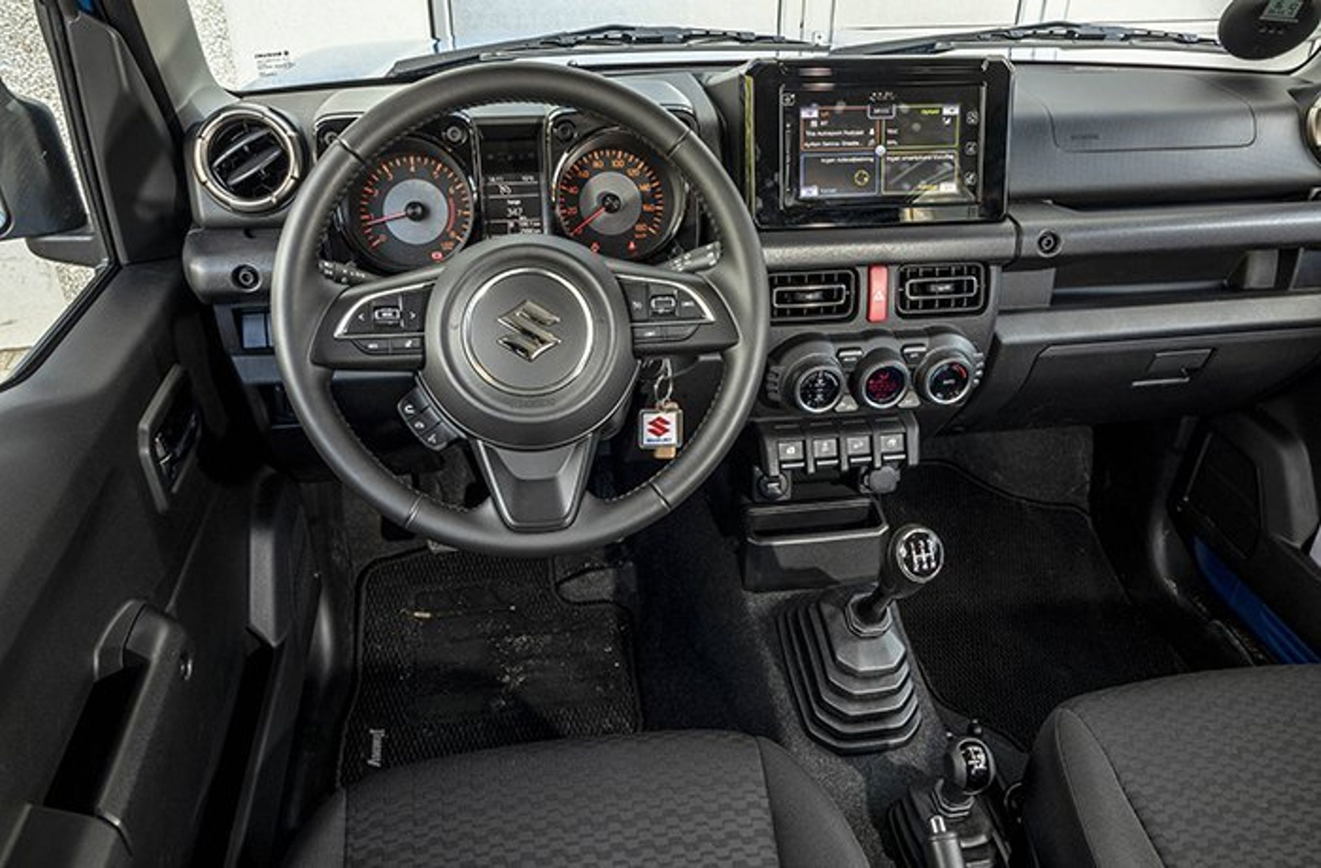 Fin førerplads i Suzuki Jimny