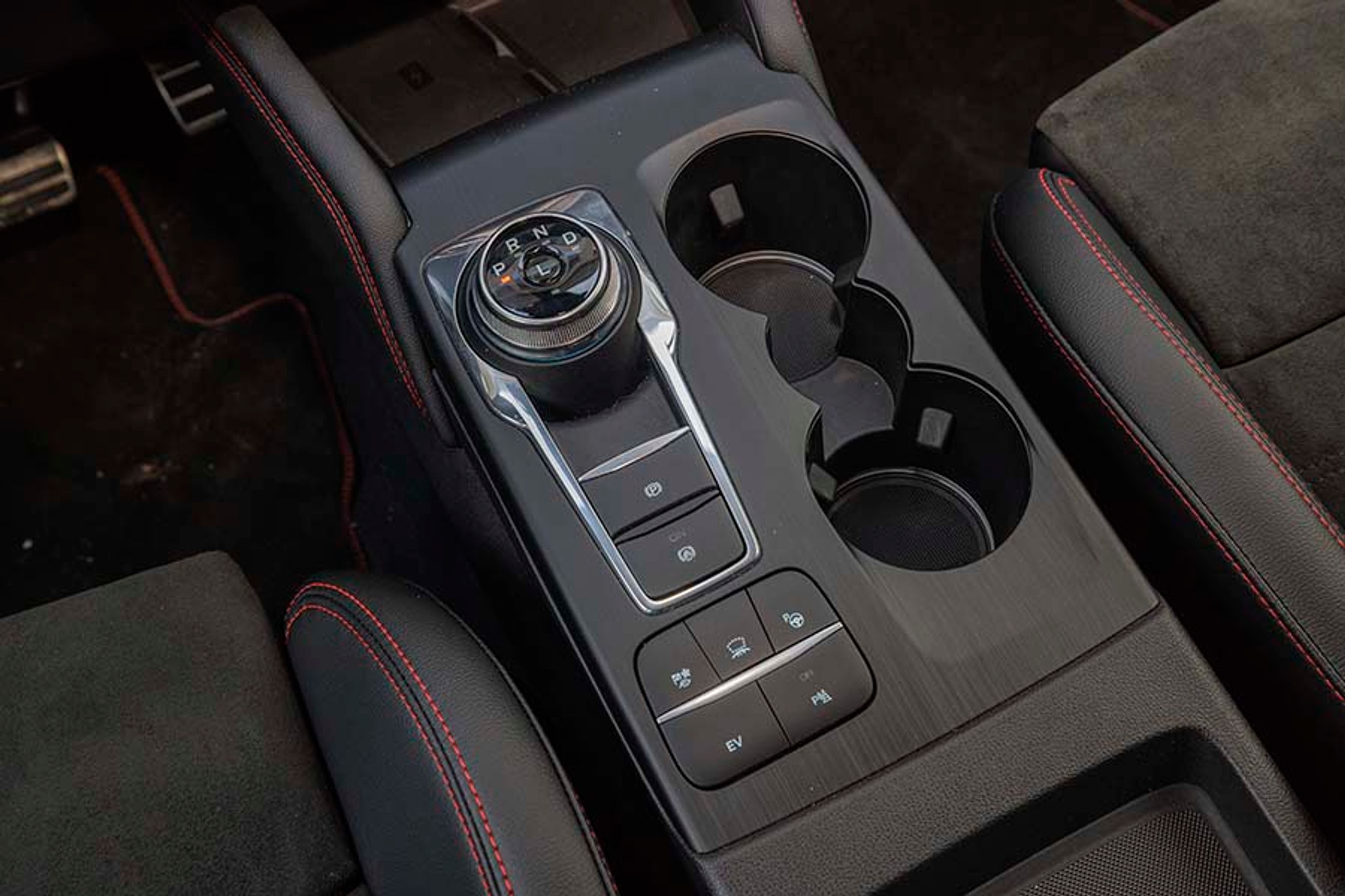 Gearvælgeren er udformet som en drejeknap mellem forsæderne. Den fungerer, men er ikke helt genial, da man ofte kommer i P, når man skal fra D til R.