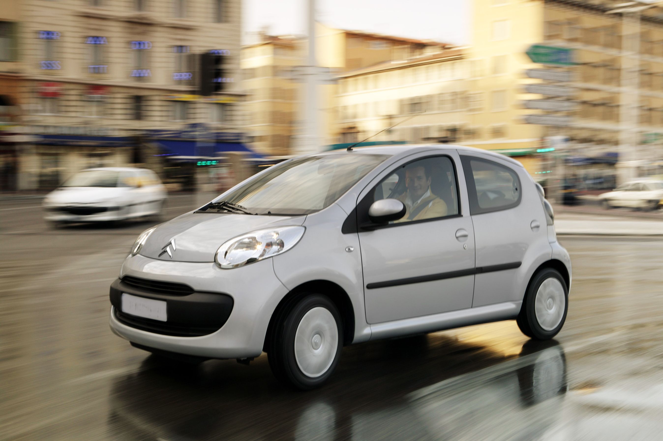 En benhård konkurrence på især de helt små biler får nu forhandlerne til at lokke med lave månedlige afdrag.