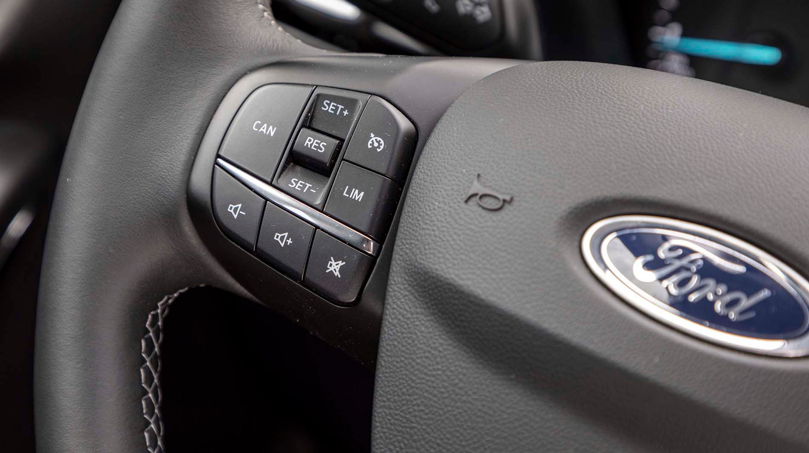 Fartpilot er standard i Ford Fiesta. En adaptiv en af slagsen er ekstraudstyr som en del af udstyrspakker, der kan koste op til 20.000 kr. afhængig af, hvilket udstyr man i øvrigt ønsker.