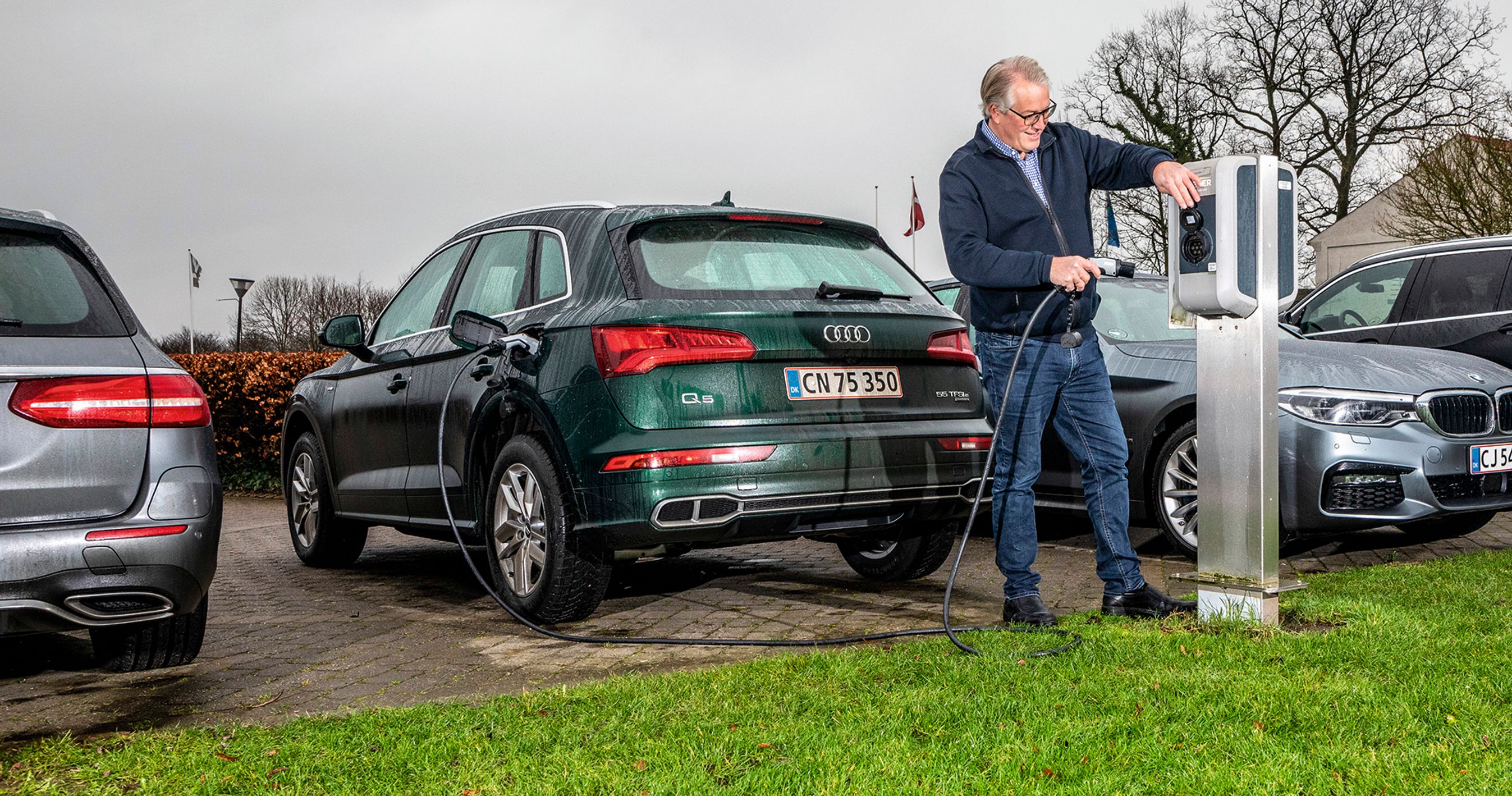 Plugin-hybriden skal sættes til opladning, for at du kan køre på strøm.