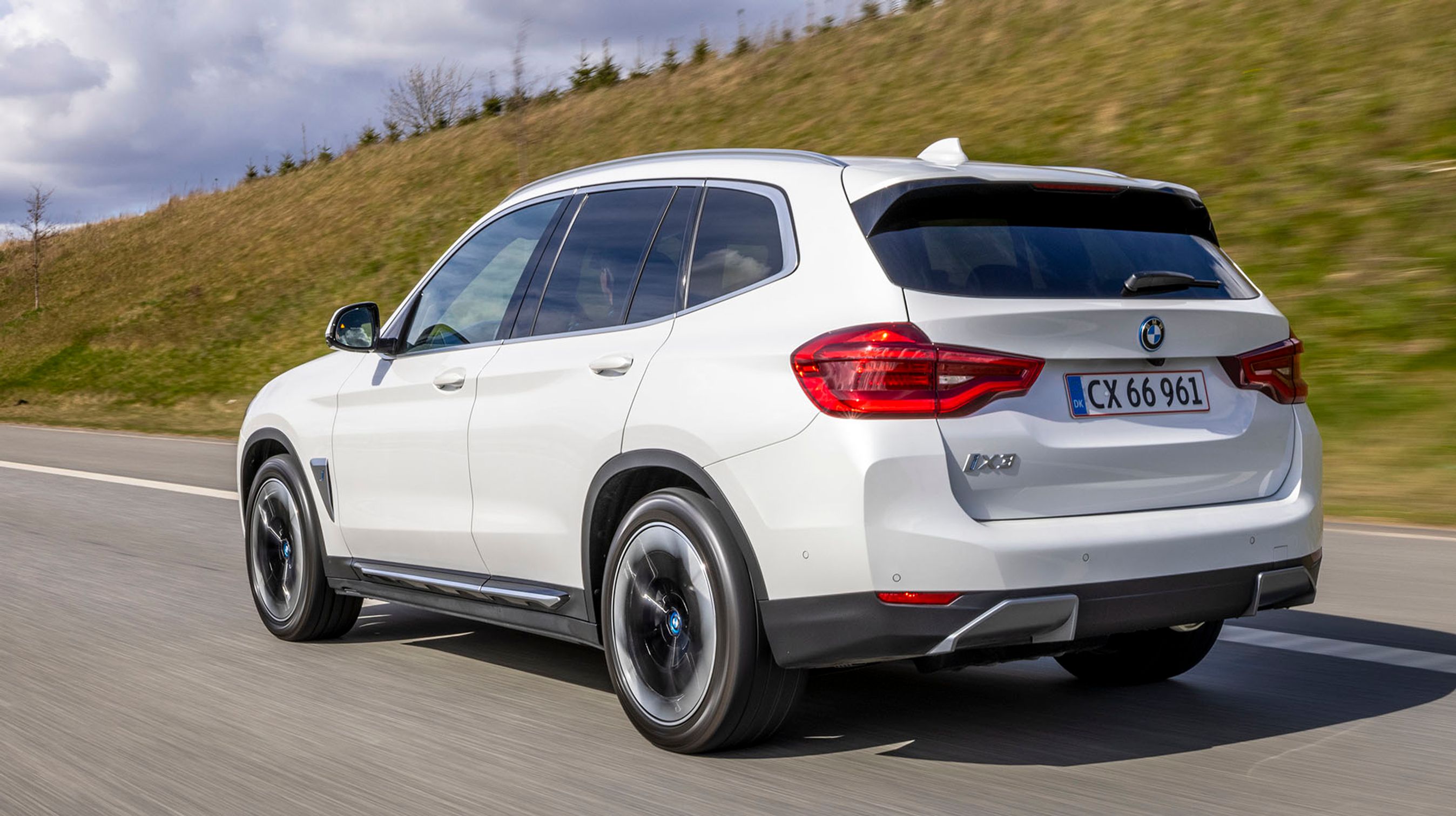 Trods sit ’X’ i navnet er iX3 ikke en firehjulstrukken bil. Den har en elmotor placeret ved baghjulene, som den trækker på.