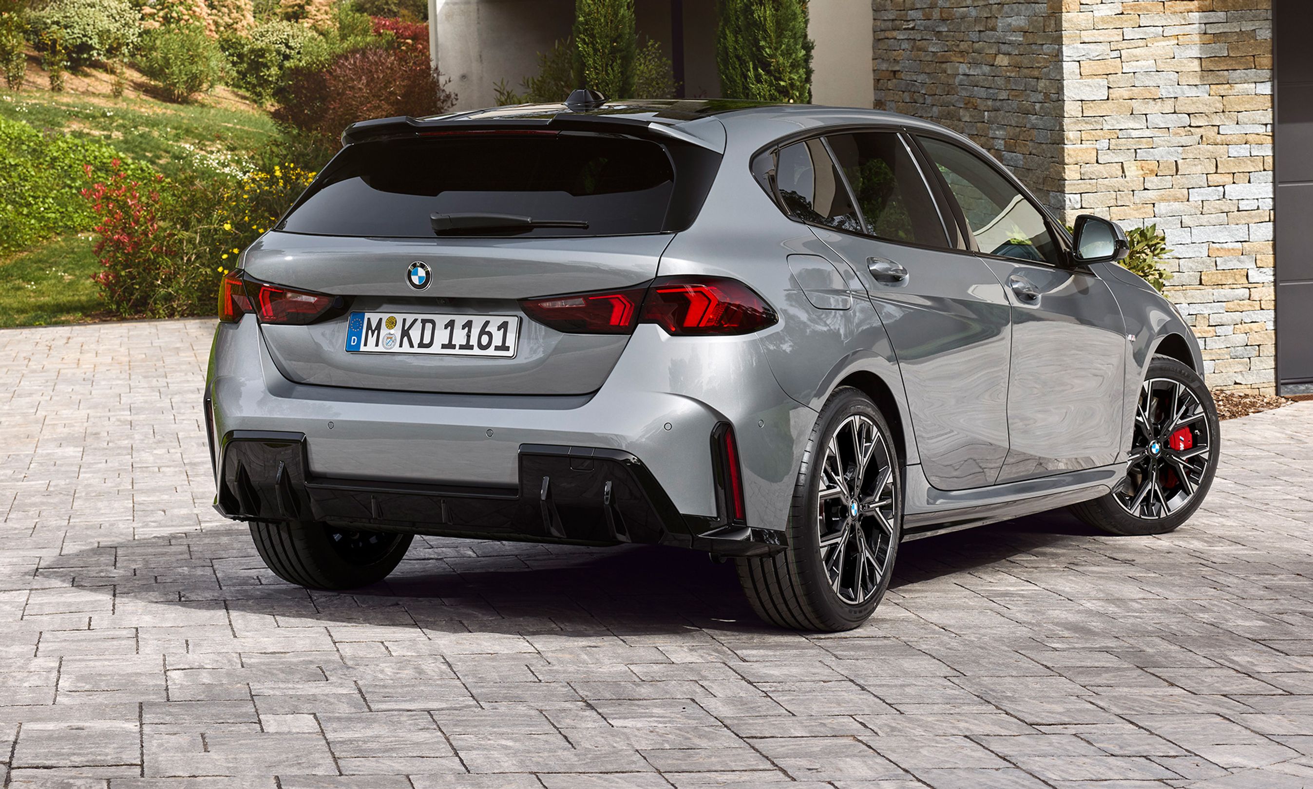 BMW 1-serie i grå skråt bagfra.